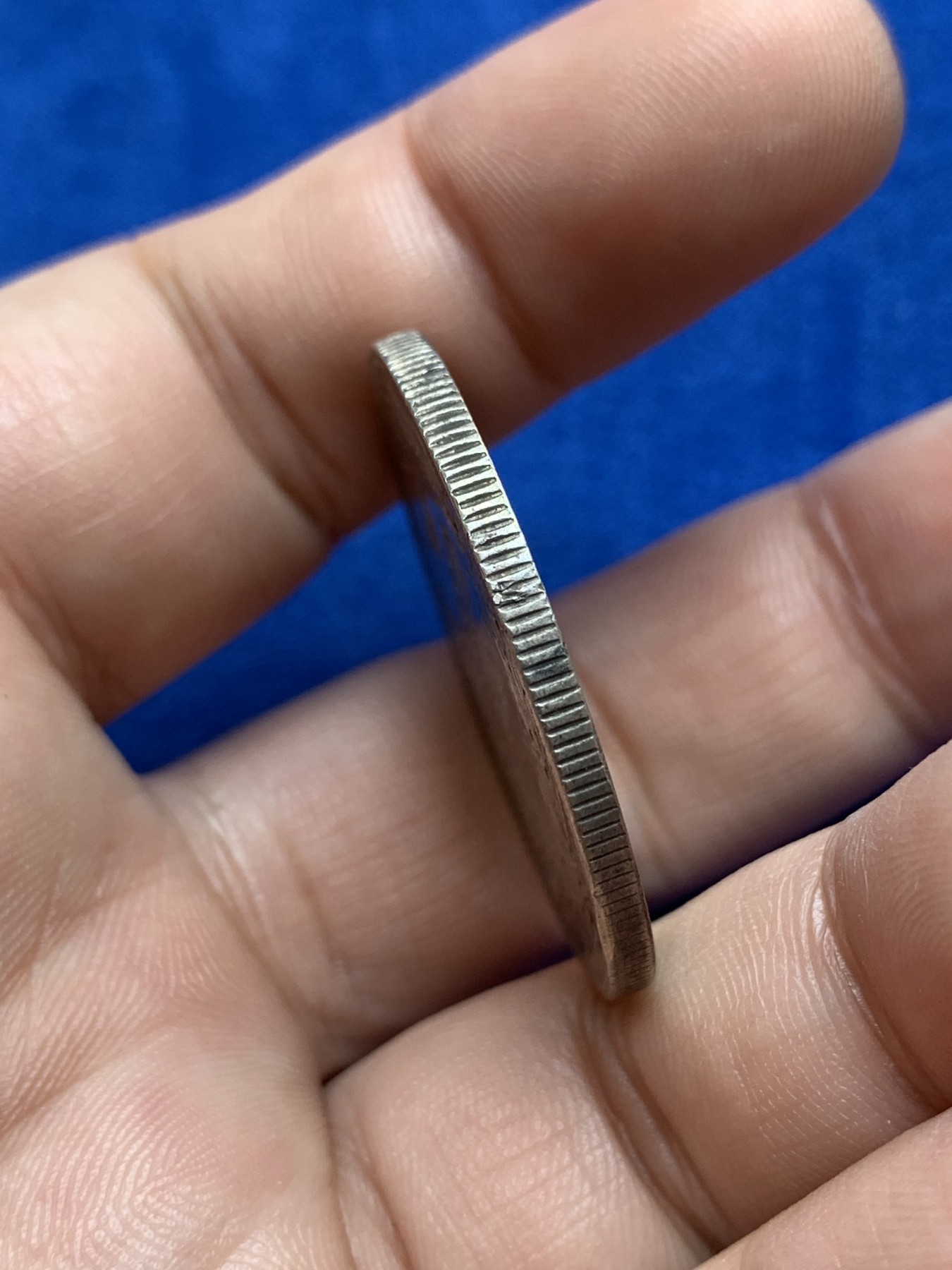 《竞宝斋》第196场-周日，周一 2场 (全场包邮) 1895年智利秃鹫1比索银币 改版后的首年版 有奥斯卡·罗蒂大师署名 被ngc判改变外表