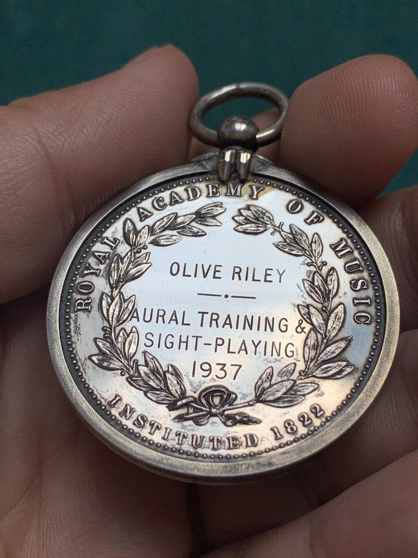 《竞宝斋》第196场-周日，周一 2场 (全场包邮) 1937年英国皇家音乐学院银章（原盒），直径40mm，重量37.2g。