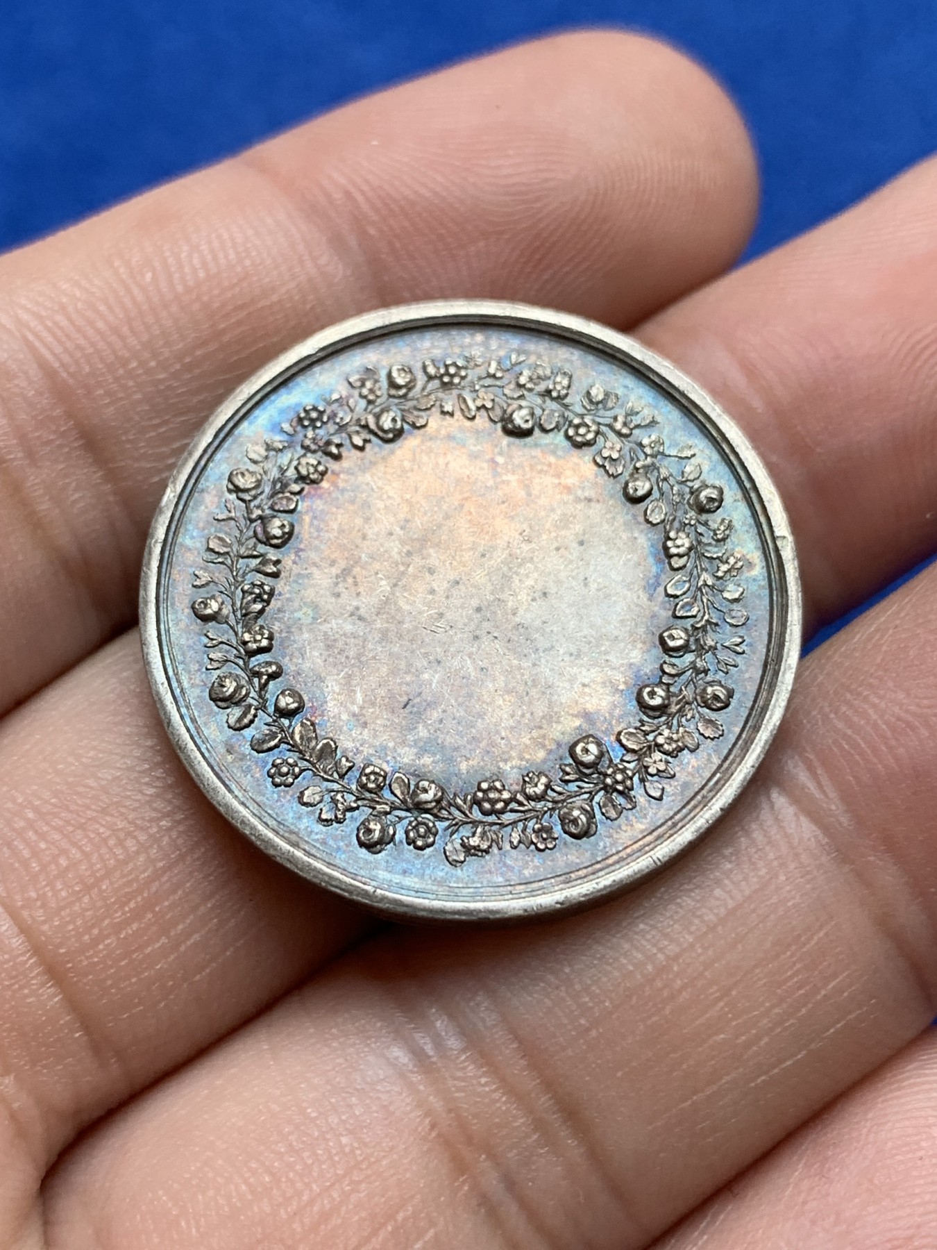 《竞宝斋》第196场-周日，周一 2场 (全场包邮) 法国1832-1841银质婚章 深五彩 11.3克 29.5mm 神灯边铭