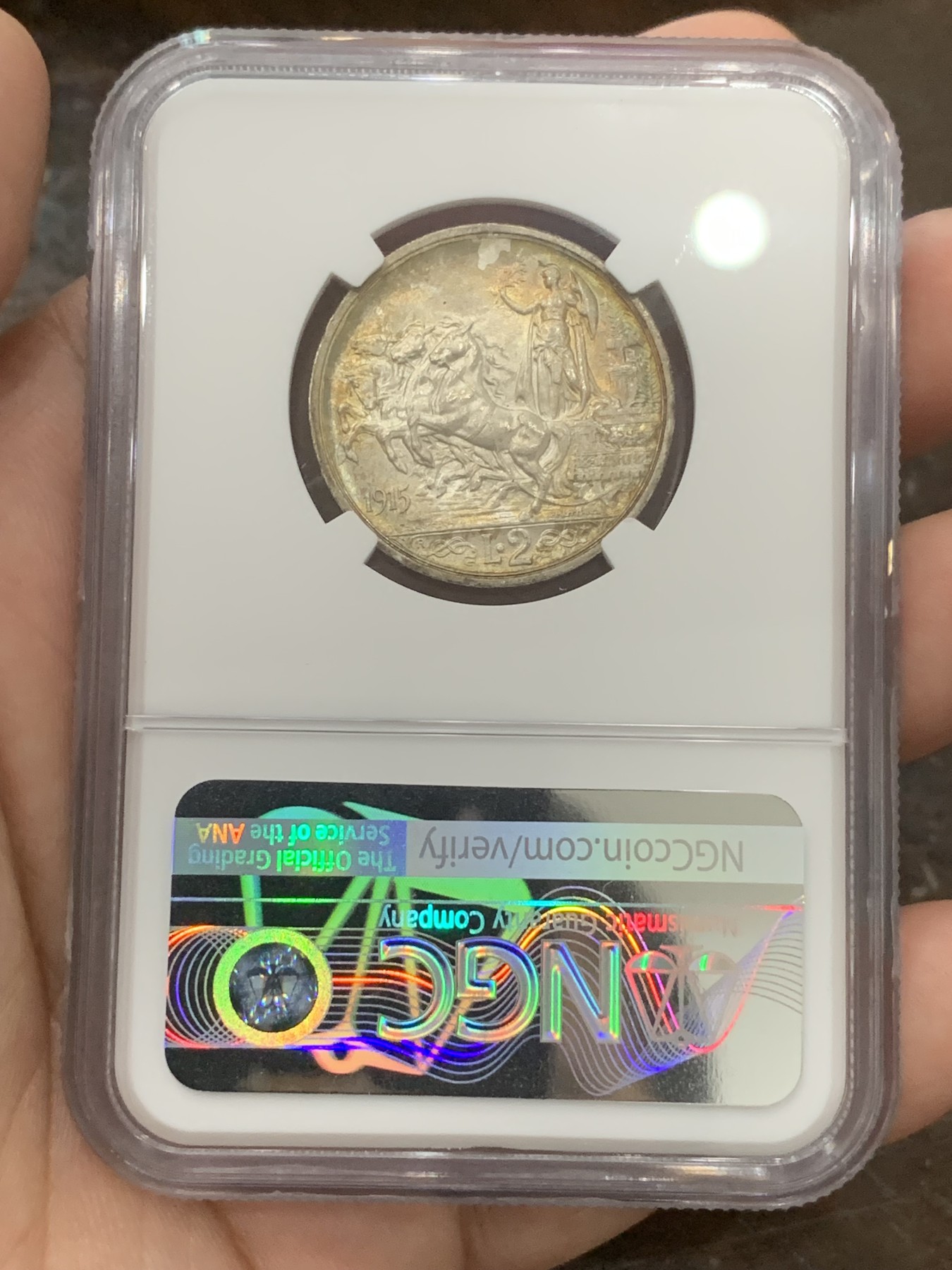 《竞宝斋》第196场-周日，周一 2场 (全场包邮) NGC MS64 意大利1915年战车女神2里拉银币，双面五彩包浆，底板丝滑，高分小马车能有这样的包浆也不多见。