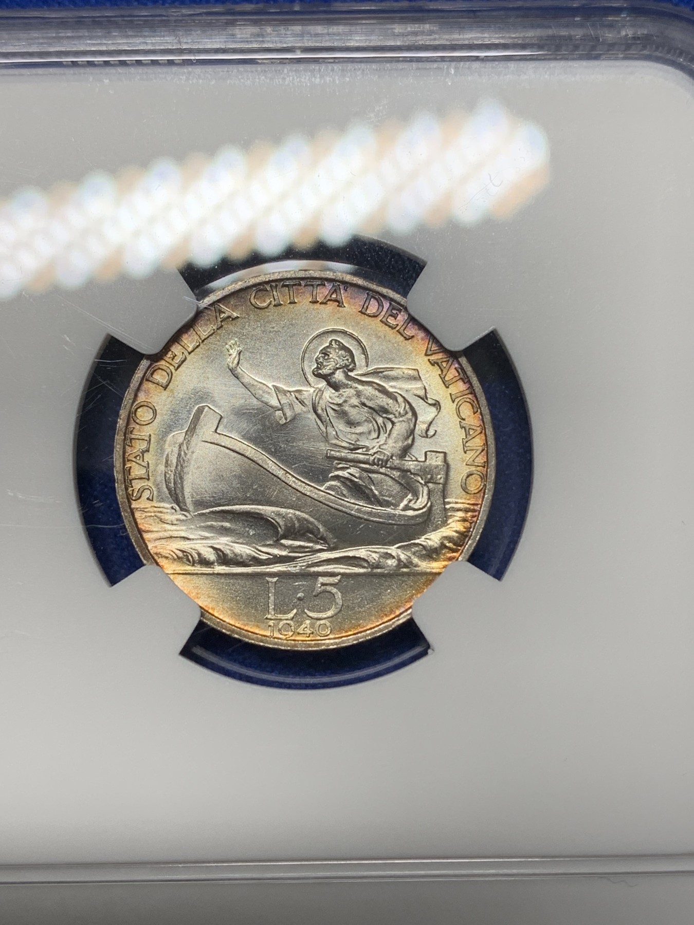 《竞宝斋》第196场-周日，周一 2场 (全场包邮) 2枚一组 NGC MS62 梵蒂冈1940年5、10里拉银币一对，月牙彩包浆，非常漂亮，十分难得