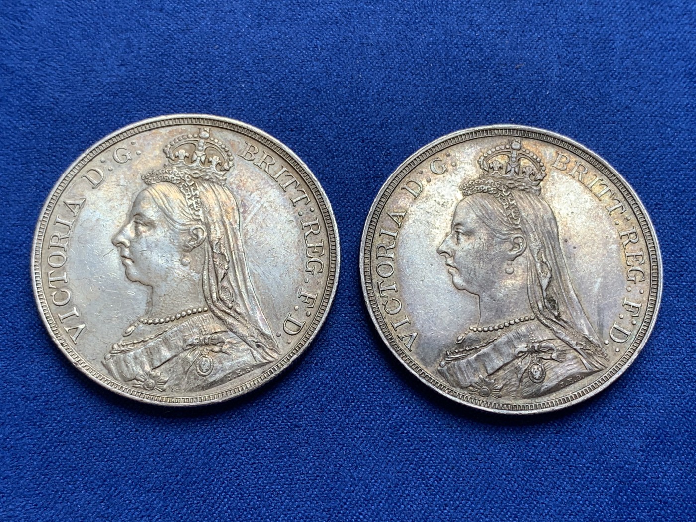 《竞宝斋》第196场-周日，周一 2场 (全场包邮) 2枚一组 英国 维多利亚 高冠马剑银币 细节清晰 状态好