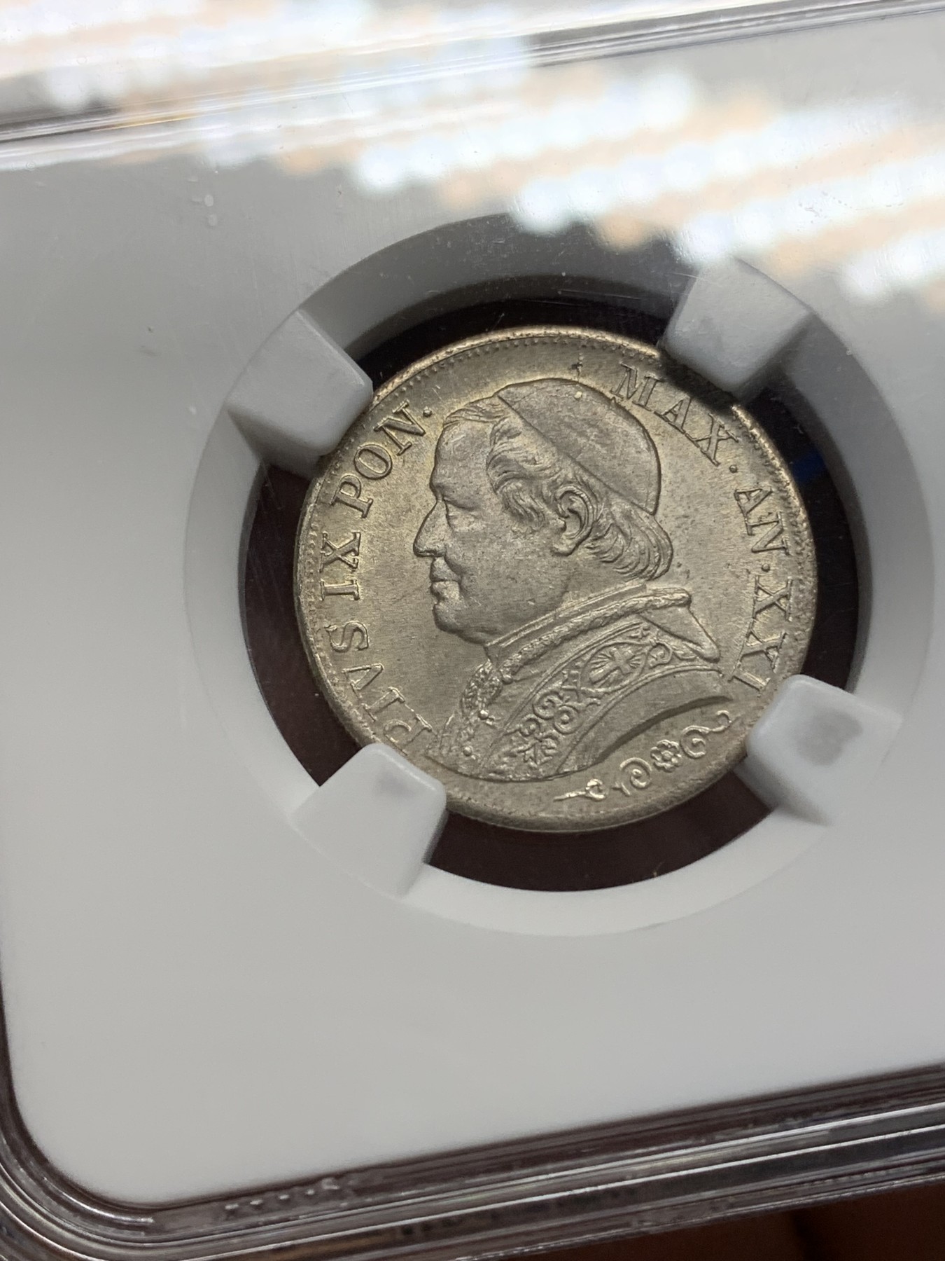 《竞宝斋》第196场-周日，周一 2场 (全场包邮) NGC-MS64 教皇国1866年庇护九世银里拉，同版首年份。最后一位兼任世俗君主的教皇，4年后罗马即被意大利攻陷。银光靓丽，64收藏级分数。