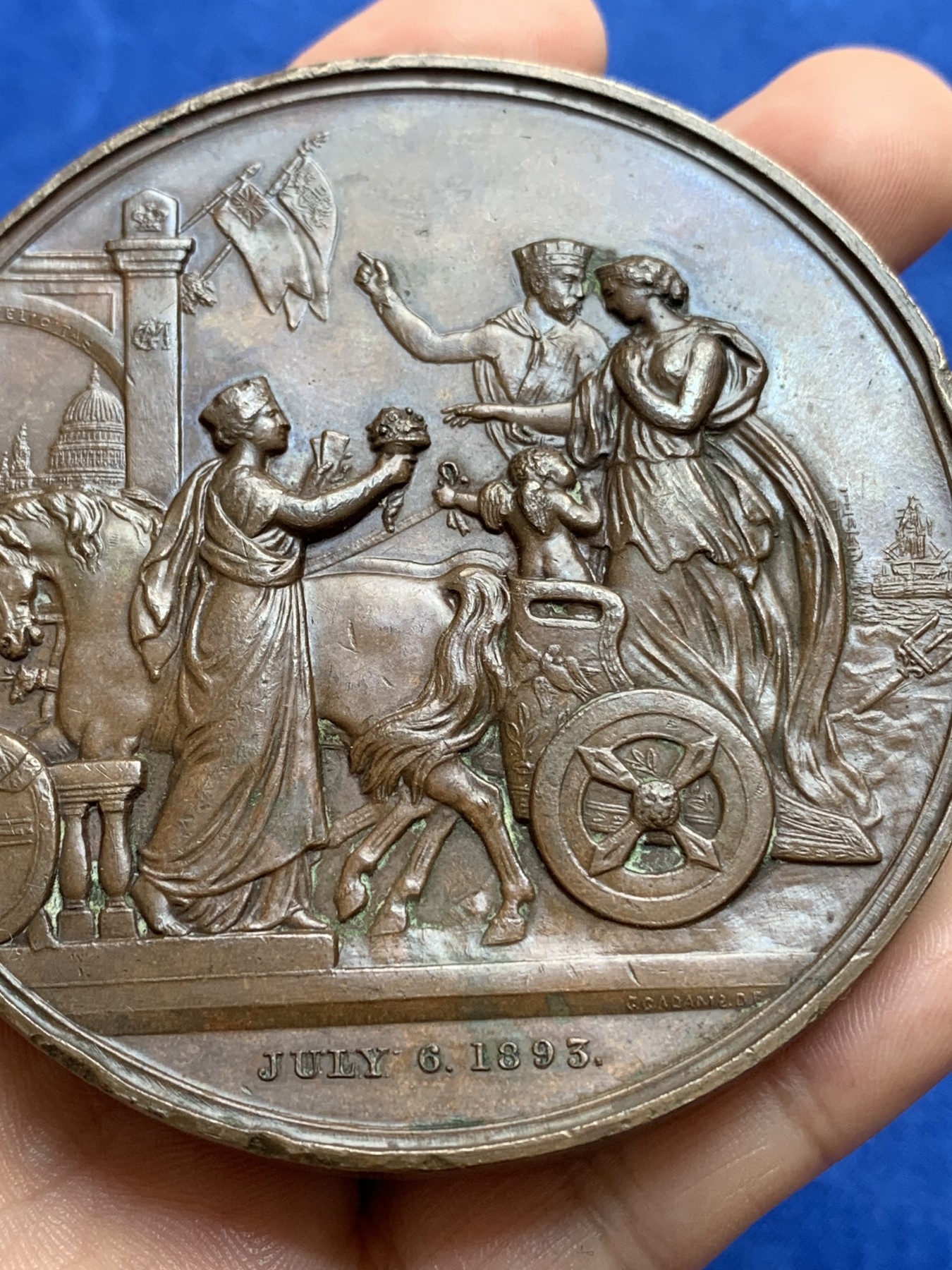 《竞宝斋》第196场-周日，周一 2场 (全场包邮) 1893年伦敦金融城大铜章，约克公爵（乔治五世）夫妇访问金融城，品相非常好，今年来飞涨品种 76mm 246.4克 巨大规格