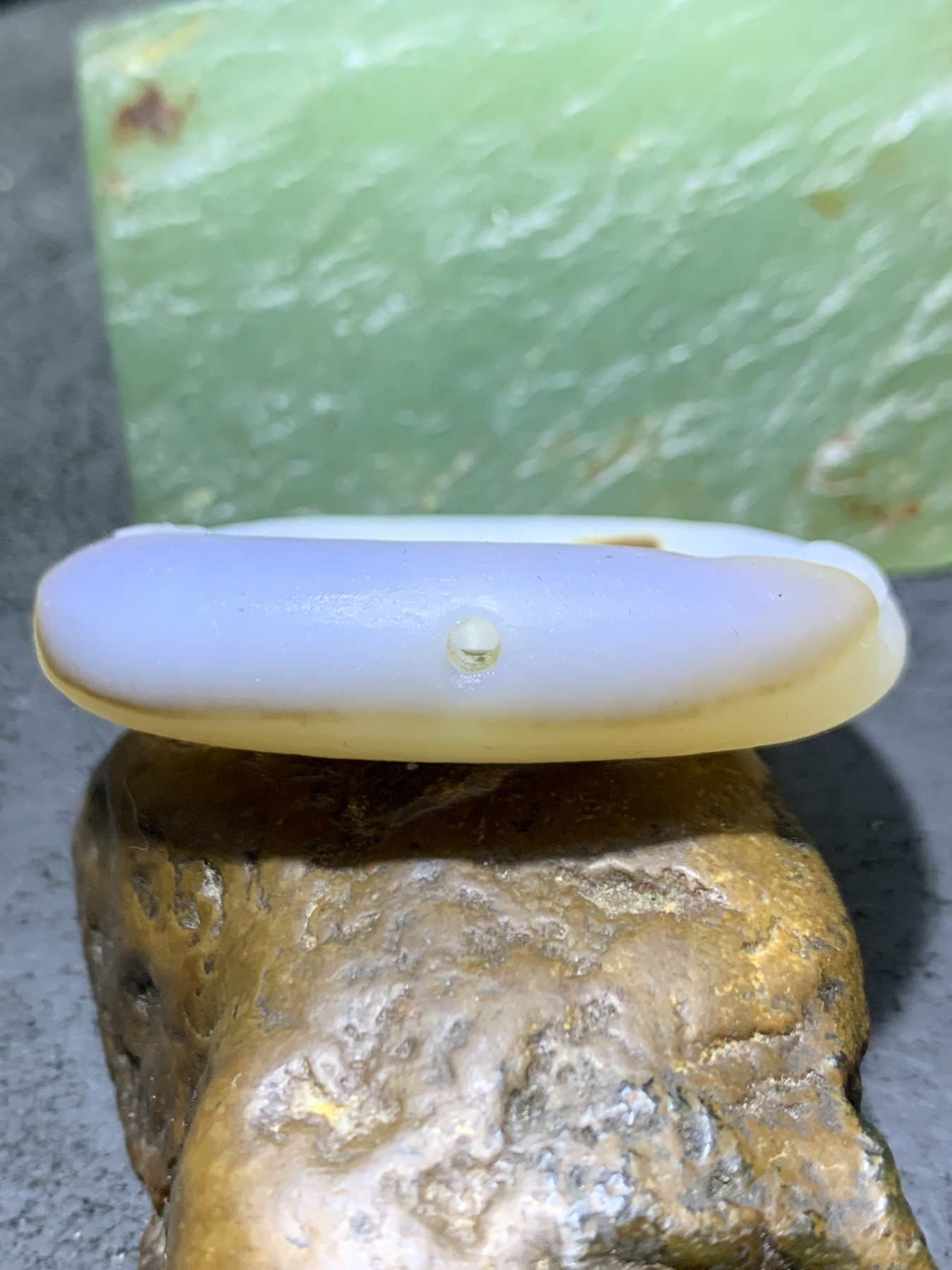 精美亚光高玉化俏色海洋玉髓手工雕刻一心向佛公主环挂件一个！