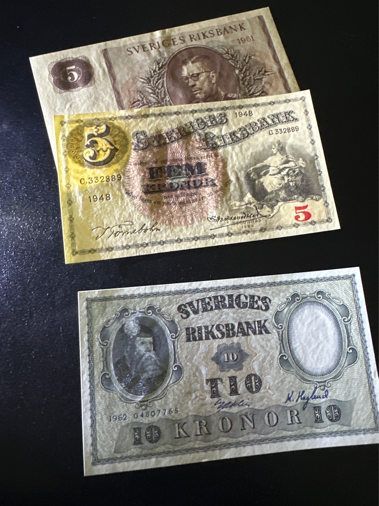 《外钞收藏家》第二百九十七期（连拍第二场）（欧洲五国专场） 瑞典1948年5克朗、1961年5克朗、1962年10克朗 三张一起 全新