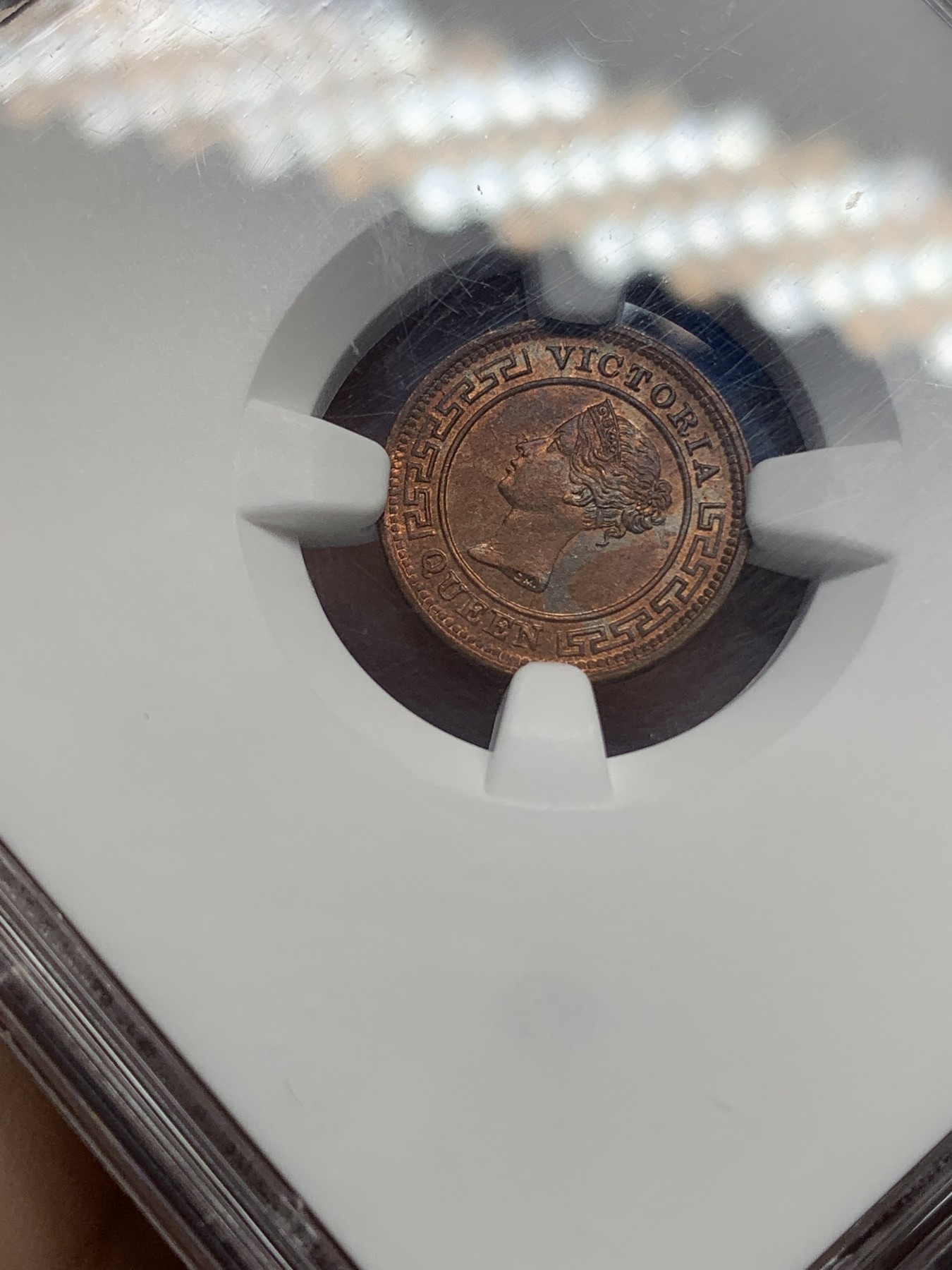 《竞宝斋》第196场-周日，周一 2场 (全场包邮) NGC-MS64RB 季军分 英属锡兰小维1/4分铜币，RB铜光靓丽，年轻女王头像，发丝细节完美。更高分仅3枚。