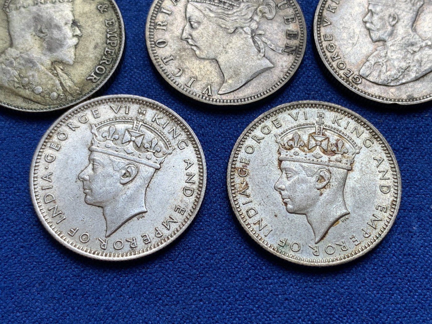 《竞宝斋》第196场-周日，周一 2场 (全场包邮) 5枚一组 海峡殖民地/马来亚 1901、1910、1935、1939、1943年 维多利亚、爱七、乔五、乔六20分银币 整整齐齐四代人，其中维多利亚品种不多见，乔六含高银低银两个版本，都unc双面转光品质