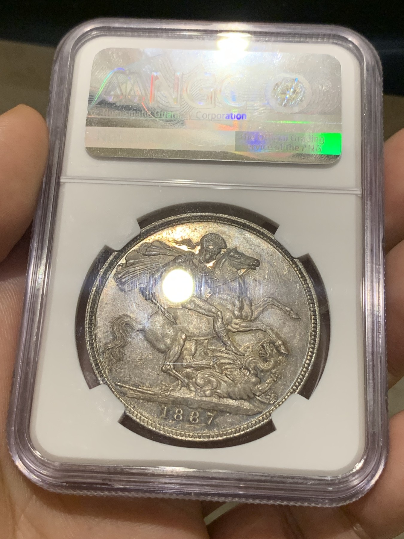 《竞宝斋》第196场-周日，周一 2场 (全场包邮) NGC-MS63 英国 1887年 维多利亚高冠马剑1克朗 好品可藏 底板光洁 包浆均匀 难得