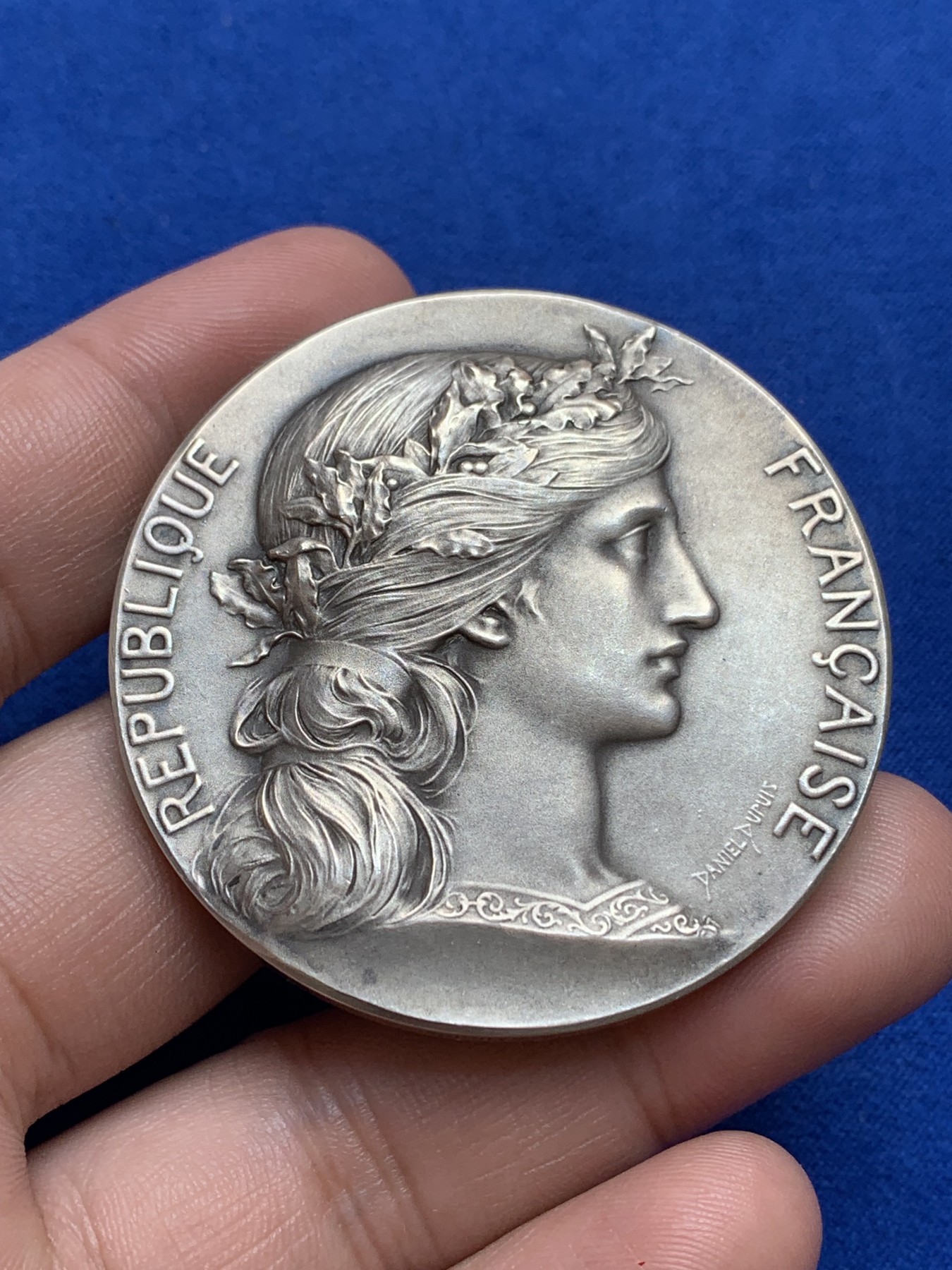 《竞宝斋》第196场-周日，周一 2场 (全场包邮) 法国女神玛丽安娜头像大银章 迪普伊作品 50mm 71.8g 品相佳