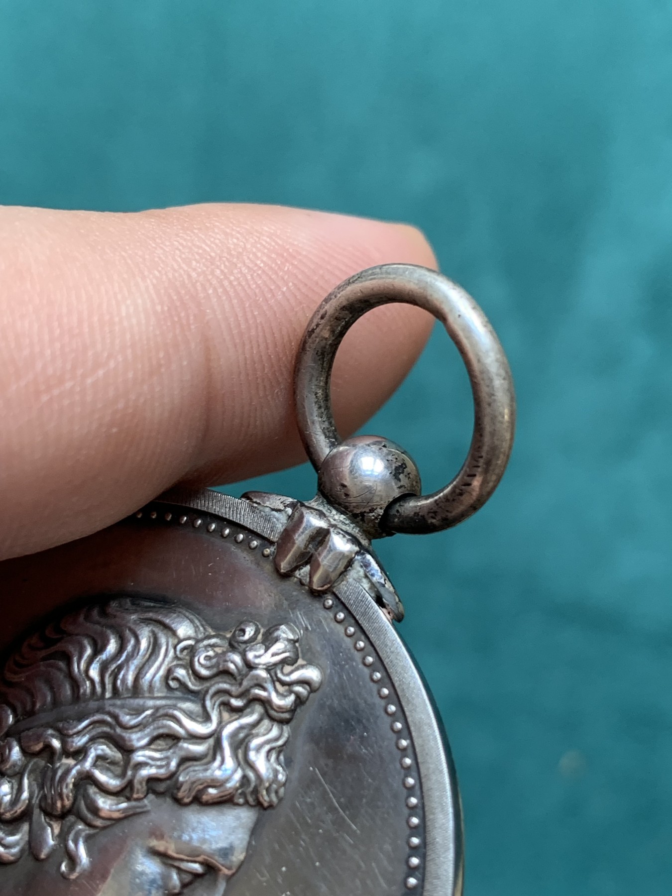 《竞宝斋》第196场-周日，周一 2场 (全场包邮) 1937年英国皇家音乐学院银章（原盒），直径40mm，重量37.2g。