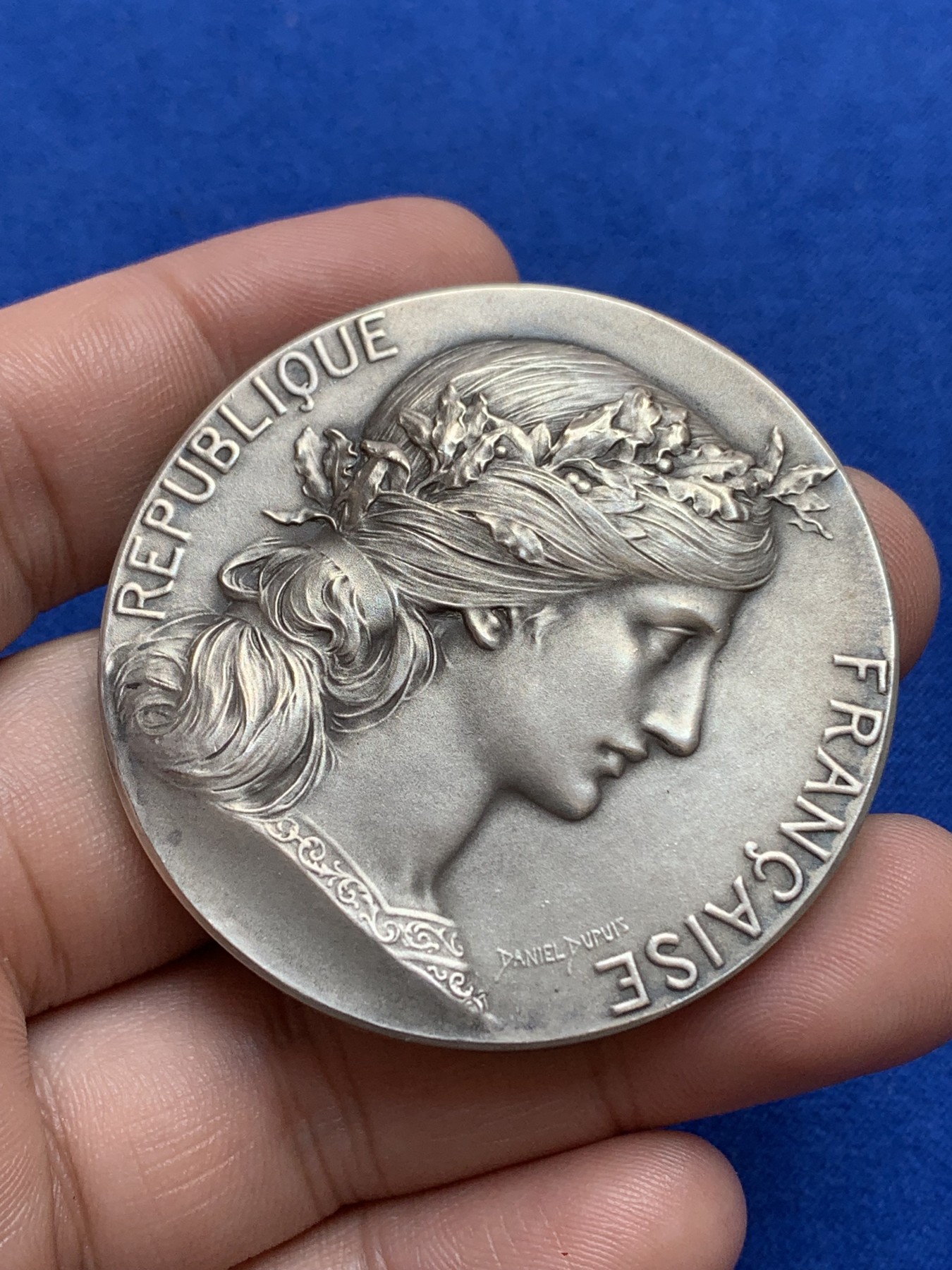 《竞宝斋》第196场-周日，周一 2场 (全场包邮) 法国女神玛丽安娜头像大银章 迪普伊作品 50mm 71.8g 品相佳