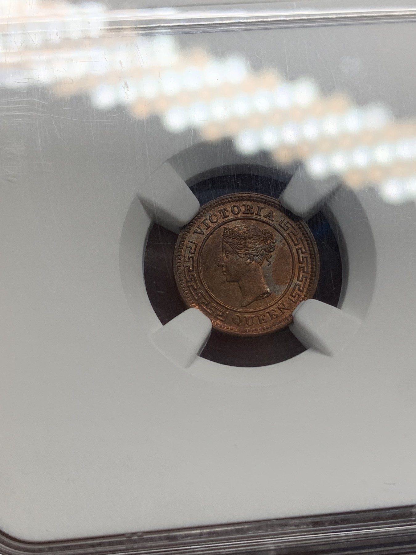 《竞宝斋》第196场-周日，周一 2场 (全场包邮) NGC-MS64RB 季军分 英属锡兰小维1/4分铜币，RB铜光靓丽，年轻女王头像，发丝细节完美。更高分仅3枚。