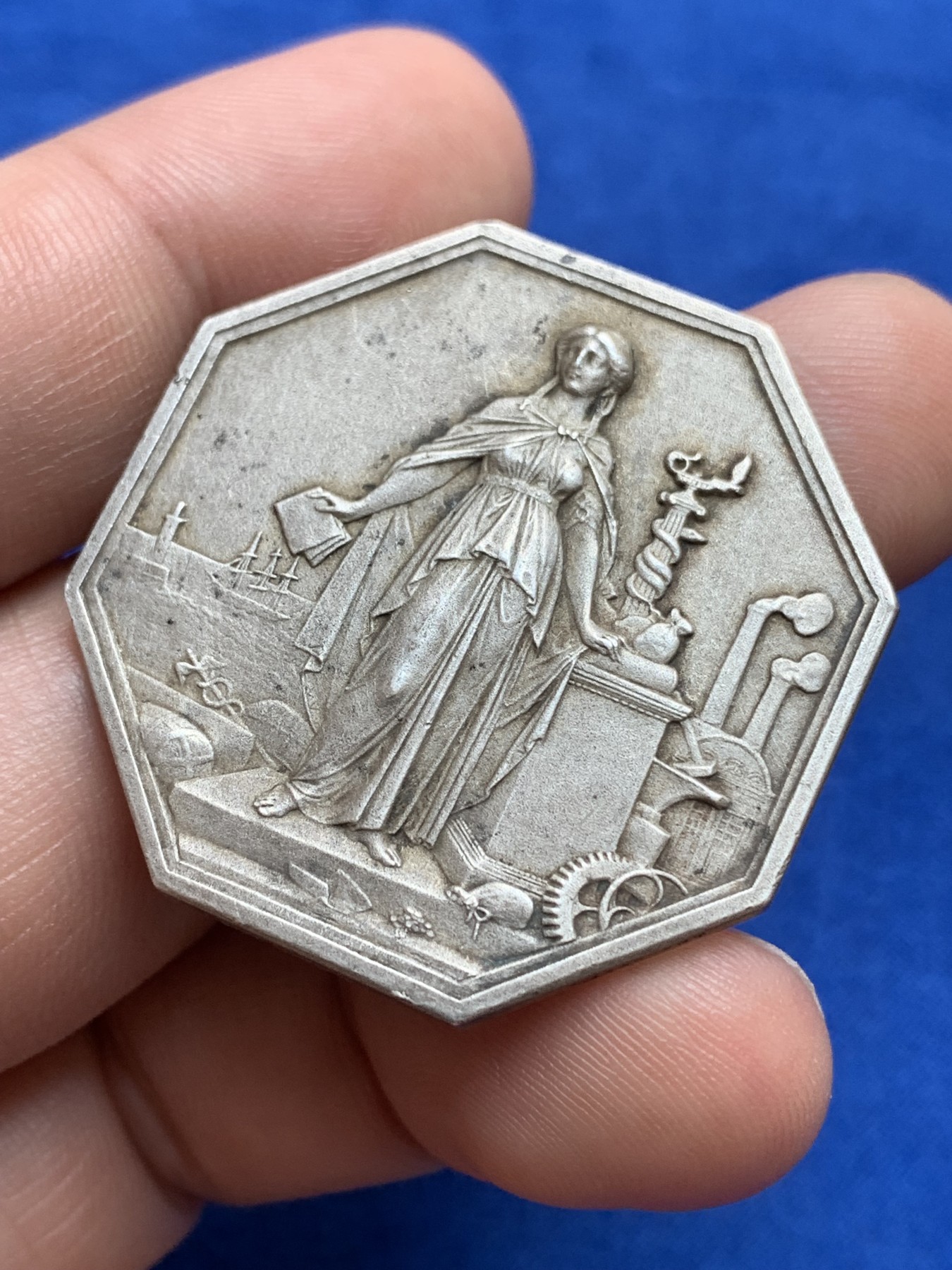 《竞宝斋》第196场-周日，周一 2场 (全场包邮) 法国 银质八角代币 工业港口女神大规格，边铭丰饶角1AR，重量22g，直径36.9mm