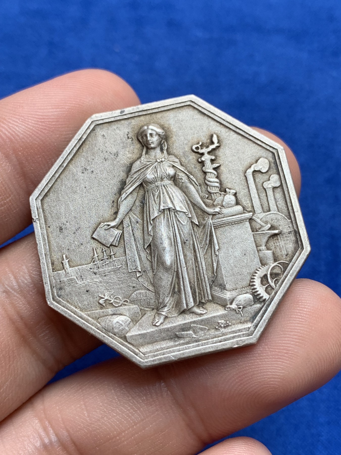 《竞宝斋》第196场-周日，周一 2场 (全场包邮) 法国 银质八角代币 工业港口女神大规格，边铭丰饶角1AR，重量22g，直径36.9mm