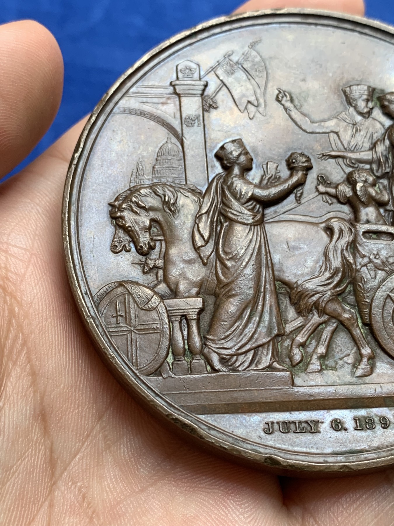 《竞宝斋》第196场-周日，周一 2场 (全场包邮) 1893年伦敦金融城大铜章，约克公爵（乔治五世）夫妇访问金融城，品相非常好，今年来飞涨品种 76mm 246.4克 巨大规格