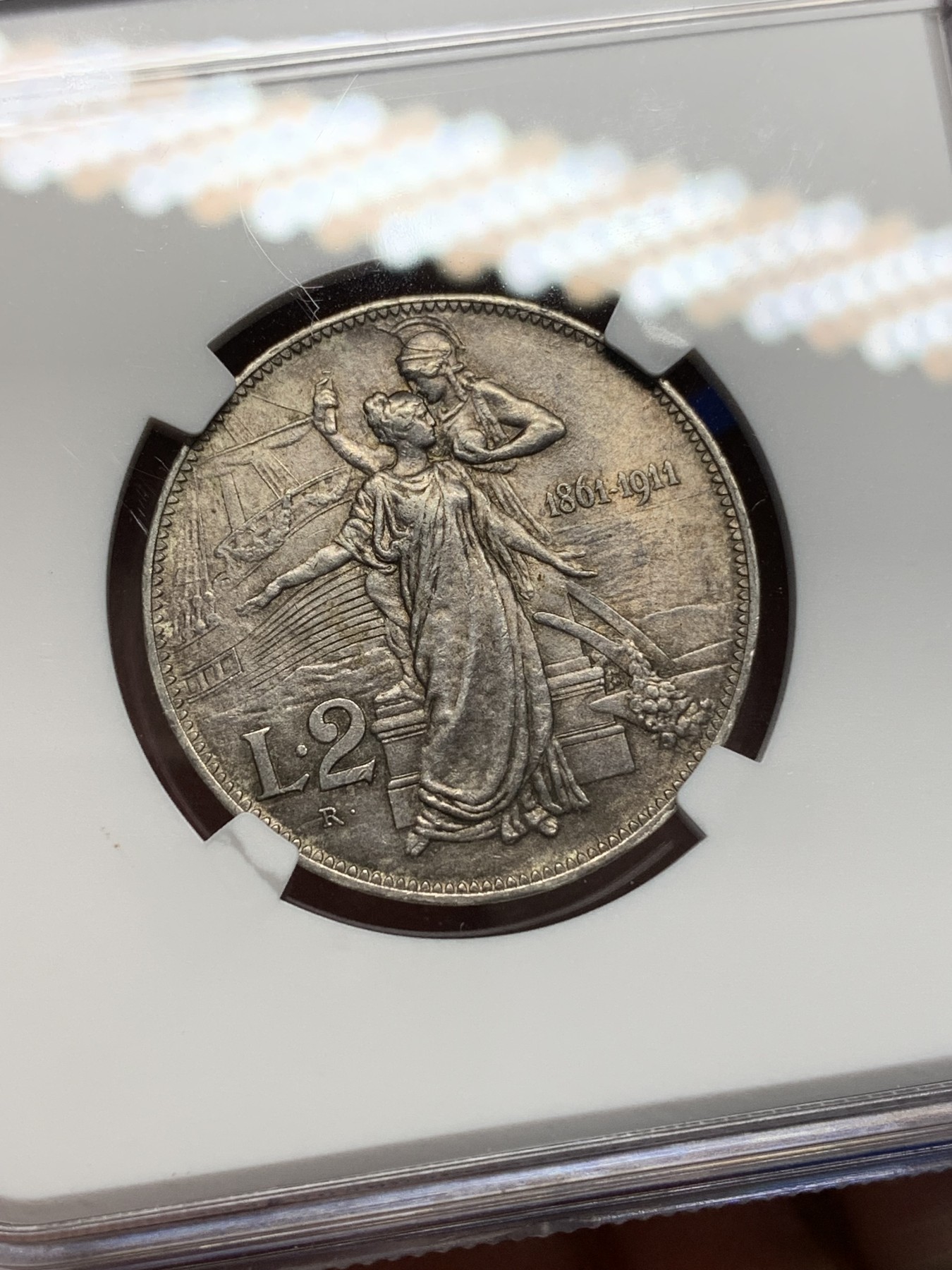 《竞宝斋》第196场-周日，周一 2场 (全场包邮) NGC MS62 意大利1911建国50周年2里拉银币，这个品种的MS还是比较少的，值得收藏。