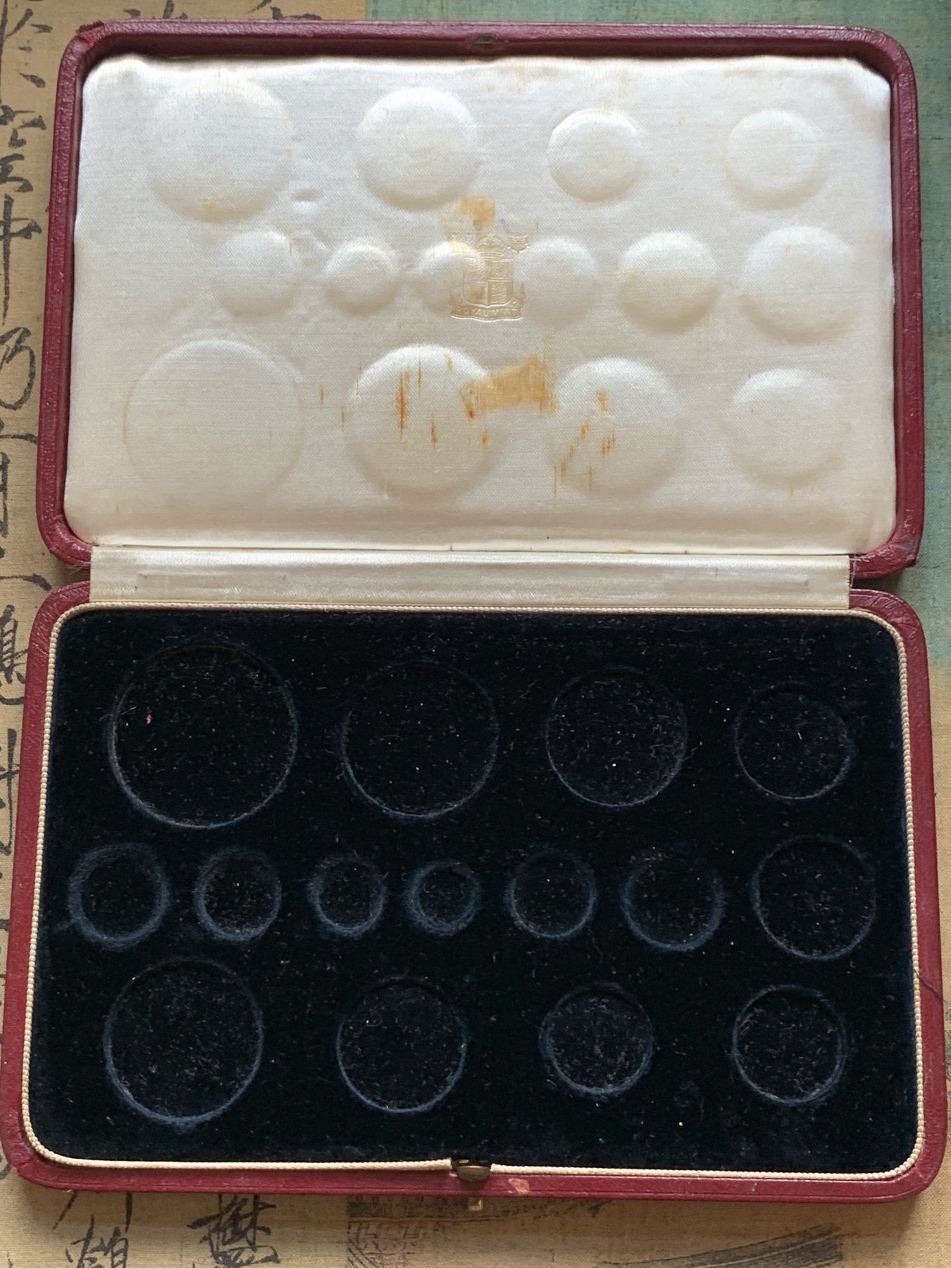 《竞宝斋》第196场-周日，周一 2场 (全场包邮) 1937年英国乔治六世套币空盒一个，细节见图