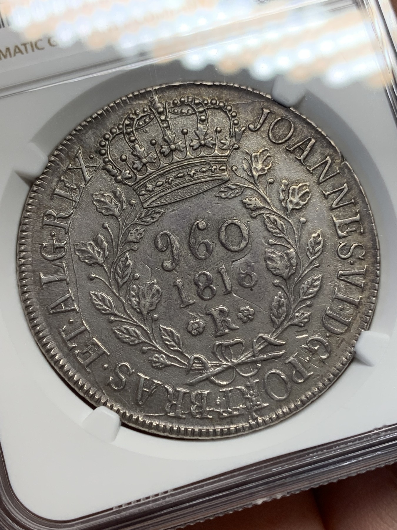 《竞宝斋》第196场-周日，周一 2场 (全场包邮) NGC-AUD 葡属巴西1818年960瑞斯银币 双柱加盖 原味深打严评未出分