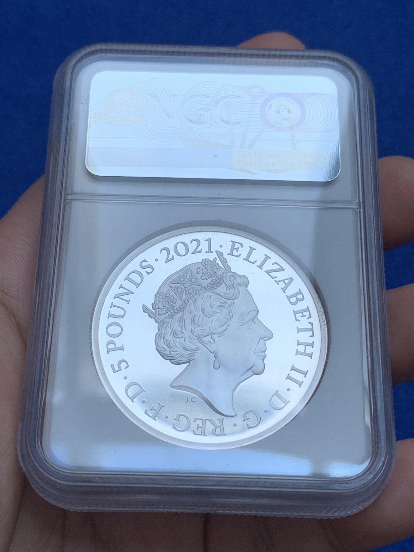 《竞宝斋》第196场-周日，周一 2场 (全场包邮) NGC-MS70 2021 伟大的雕刻师系列哥特克朗2盎司5镑加厚大银币 带原盒