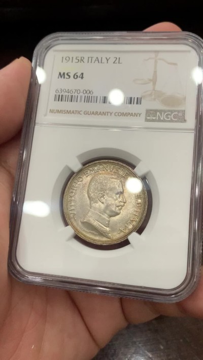 《竞宝斋》第196场-周日，周一 2场 (全场包邮) NGC MS64 意大利1915年战车女神2里拉银币，双面五彩包浆，底板丝滑，高分小马车能有这样的包浆也不多见。
