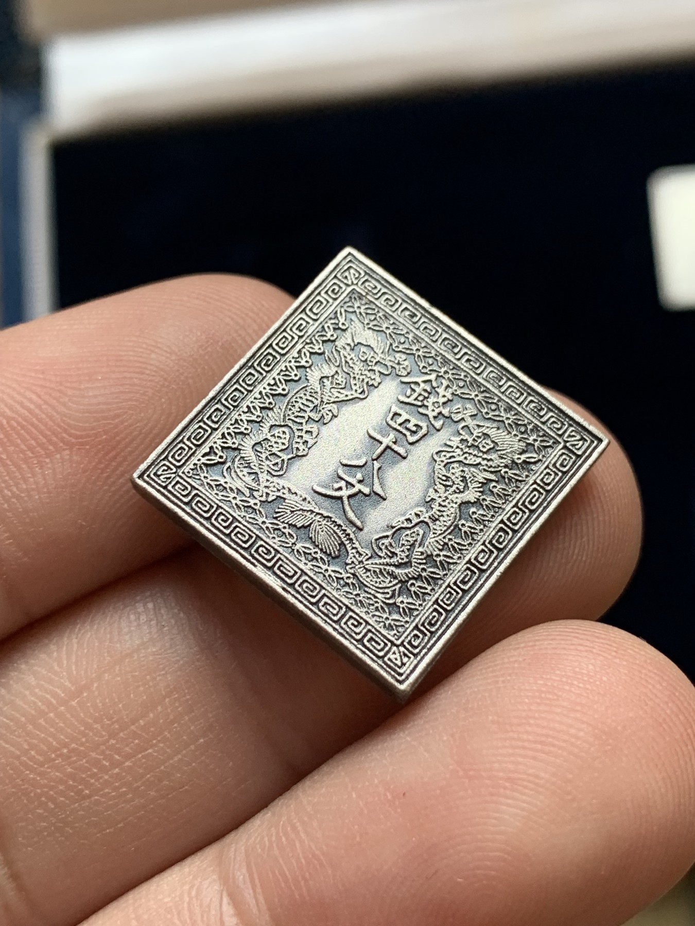 《竞宝斋》第196场-周日，周一 2场 (全场包邮) 日本邮政百年银章8g*4 原盒带证