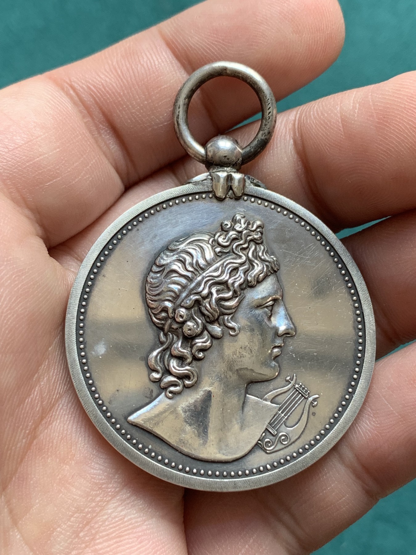 《竞宝斋》第196场-周日，周一 2场 (全场包邮) 1937年英国皇家音乐学院银章（原盒），直径40mm，重量37.2g。