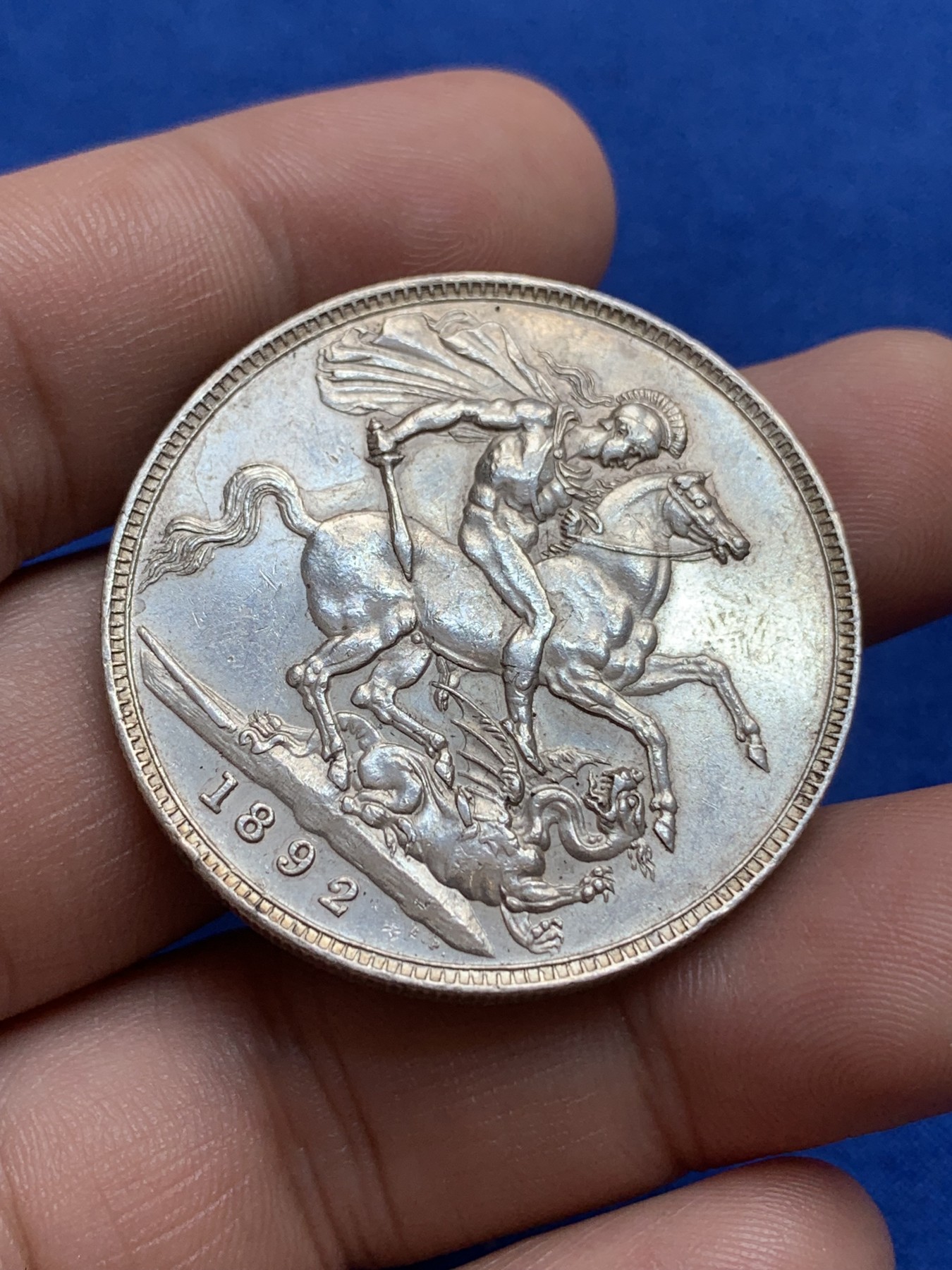 《竞宝斋》第196场-周日，周一 2场 (全场包邮) 2枚一组 英国 维多利亚 高冠马剑银币 细节清晰 状态好