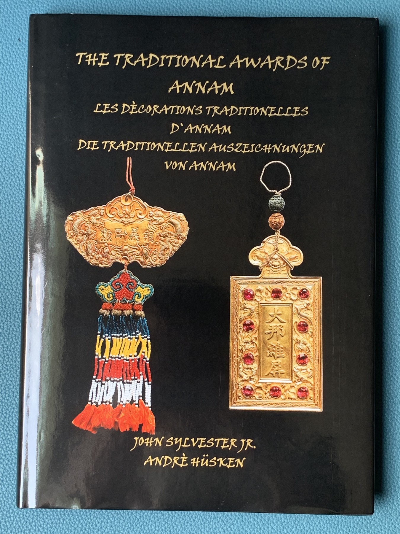 《竞宝斋》第196场-周日，周一 2场 (全场包邮) 安南赏牌目录，包含各种安南赏牌，全新精装硬壳版，已绝版 未使用塑封拆出 规格A4纸大小