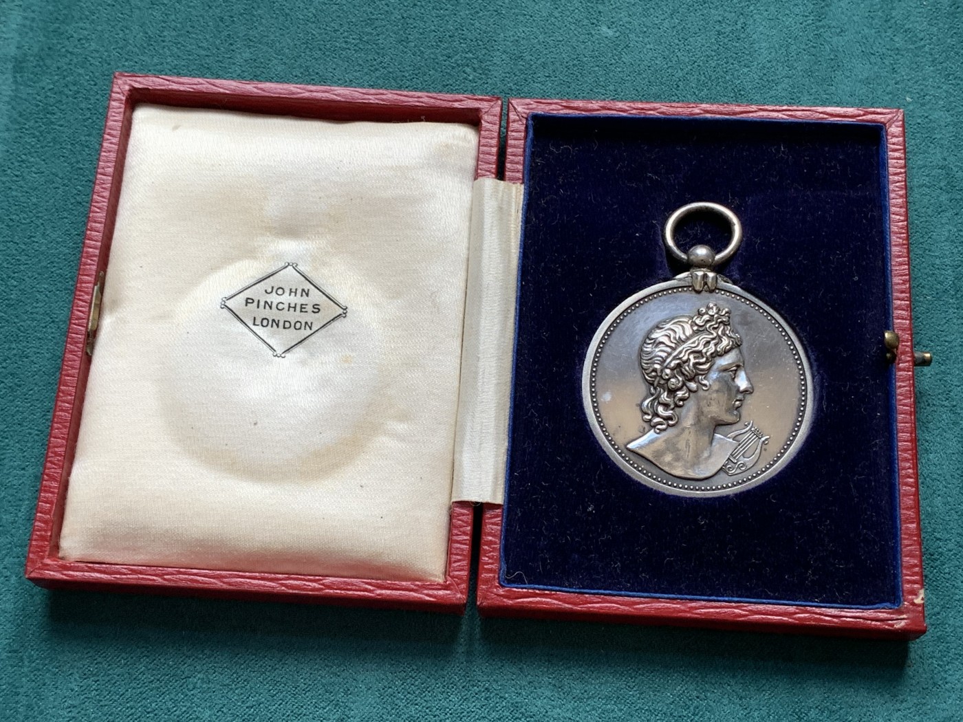 《竞宝斋》第196场-周日，周一 2场 (全场包邮) 1937年英国皇家音乐学院银章（原盒），直径40mm，重量37.2g。