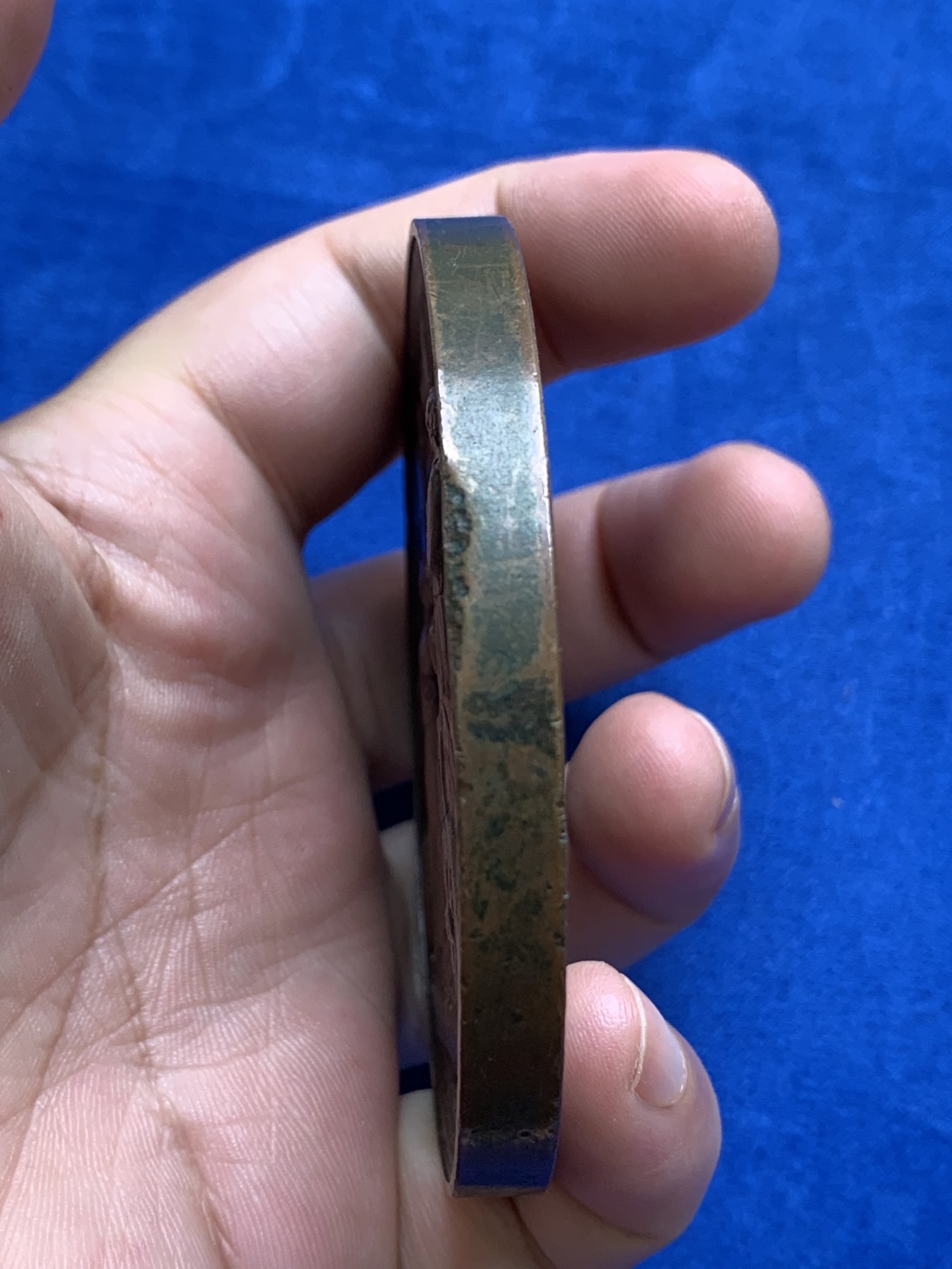 《竞宝斋》第196场-周日，周一 2场 (全场包邮) 1893年伦敦金融城大铜章，约克公爵（乔治五世）夫妇访问金融城，品相非常好，今年来飞涨品种 76mm 246.4克 巨大规格