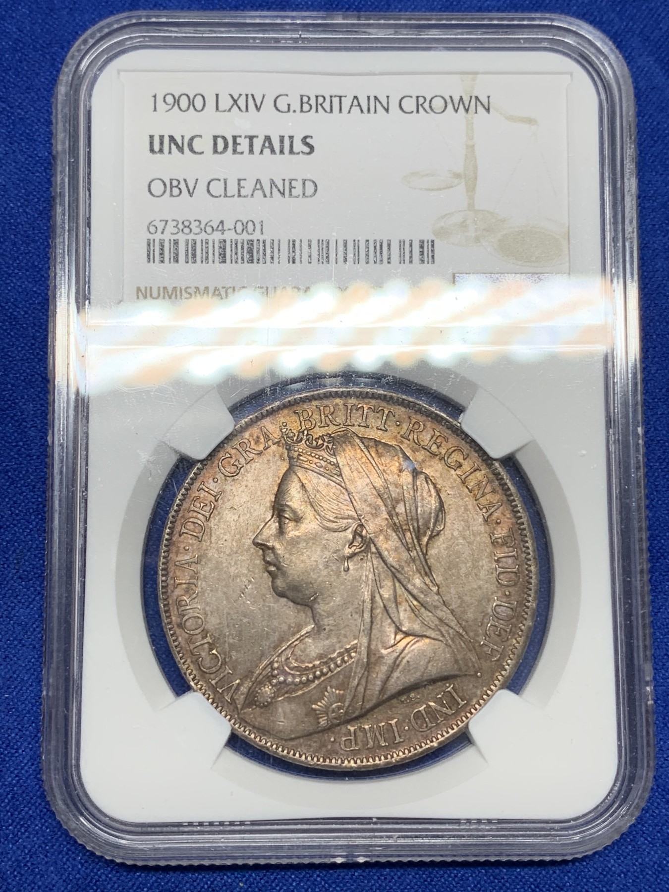 《竞宝斋》第196场-周日，周一 2场 (全场包邮) NGC-UNCD 英国 1900年（LXIV） 老维批纱马剑银币 金色带五彩包浆美丽，打制深峻剑脊可见，光度尚可，性价比之选