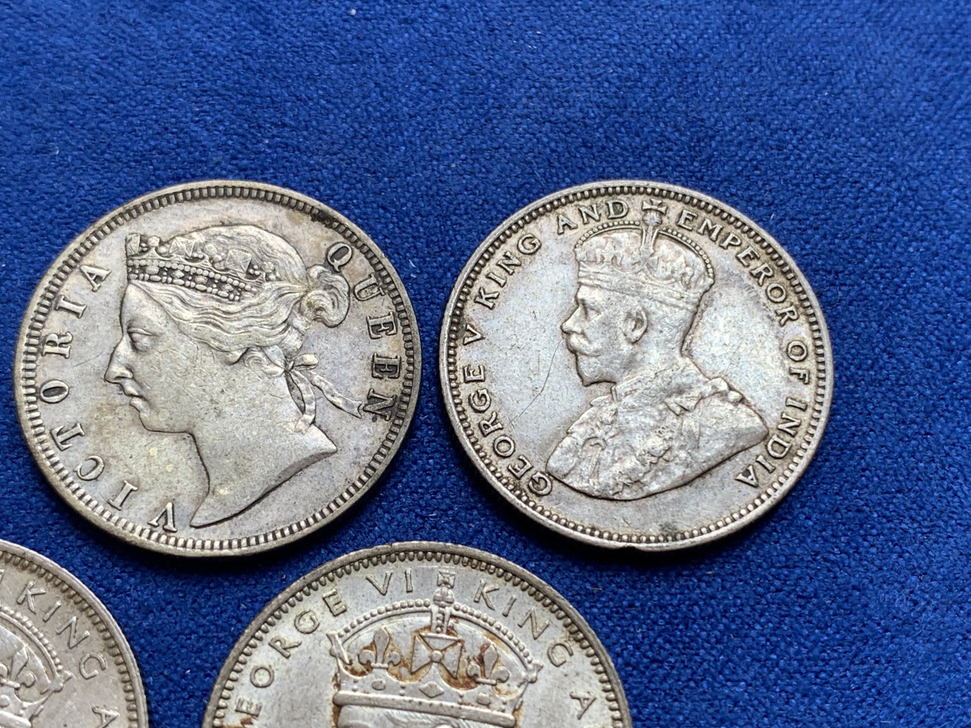 《竞宝斋》第196场-周日，周一 2场 (全场包邮) 5枚一组 海峡殖民地/马来亚 1901、1910、1935、1939、1943年 维多利亚、爱七、乔五、乔六20分银币 整整齐齐四代人，其中维多利亚品种不多见，乔六含高银低银两个版本，都unc双面转光品质