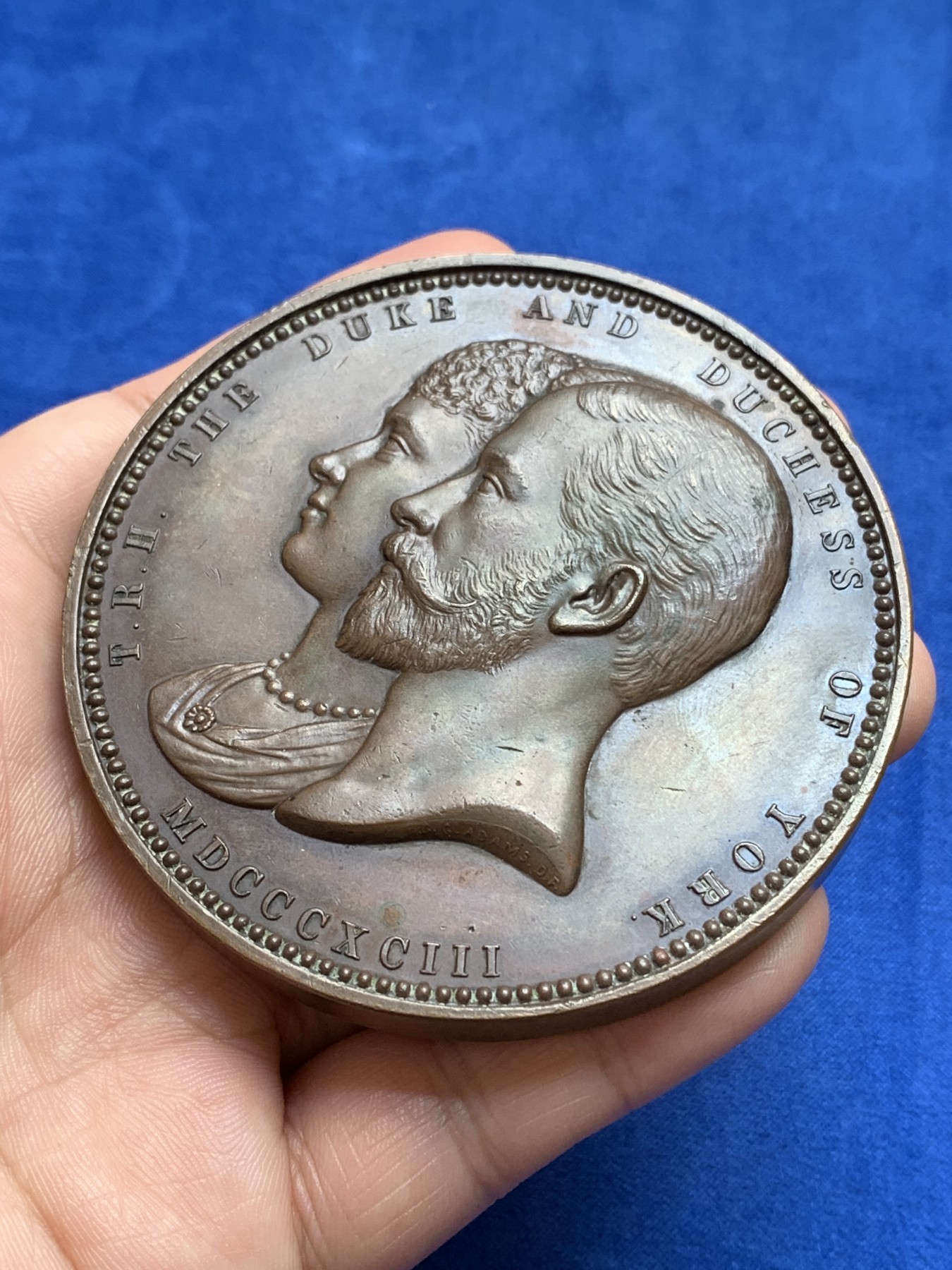 《竞宝斋》第196场-周日，周一 2场 (全场包邮) 1893年伦敦金融城大铜章，约克公爵（乔治五世）夫妇访问金融城，品相非常好，今年来飞涨品种 76mm 246.4克 巨大规格