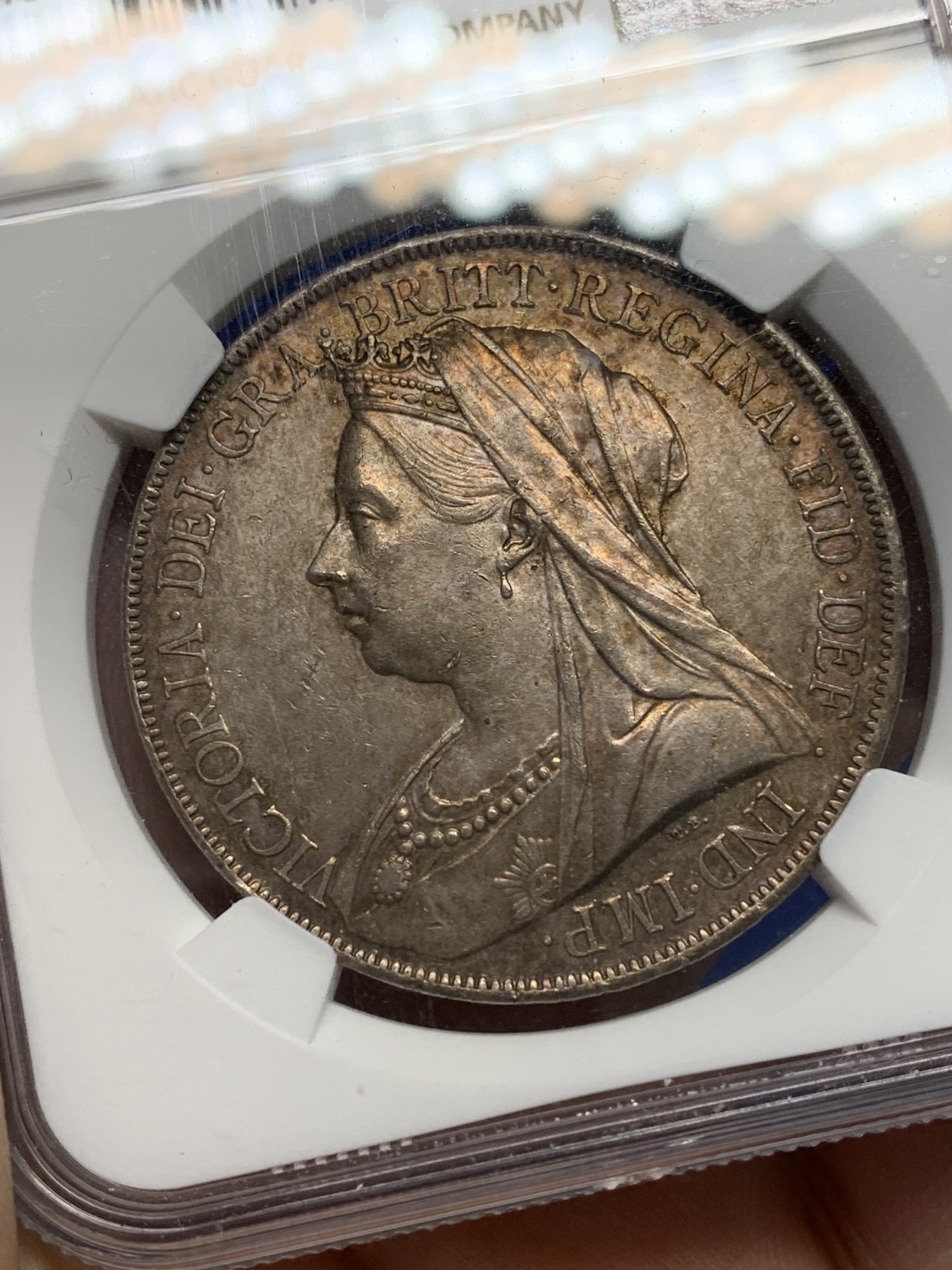 《竞宝斋》第196场-周日，周一 2场 (全场包邮) NGC-UNCD 英国 1900年（LXIV） 老维批纱马剑银币 金色带五彩包浆美丽，打制深峻剑脊可见，光度尚可，性价比之选