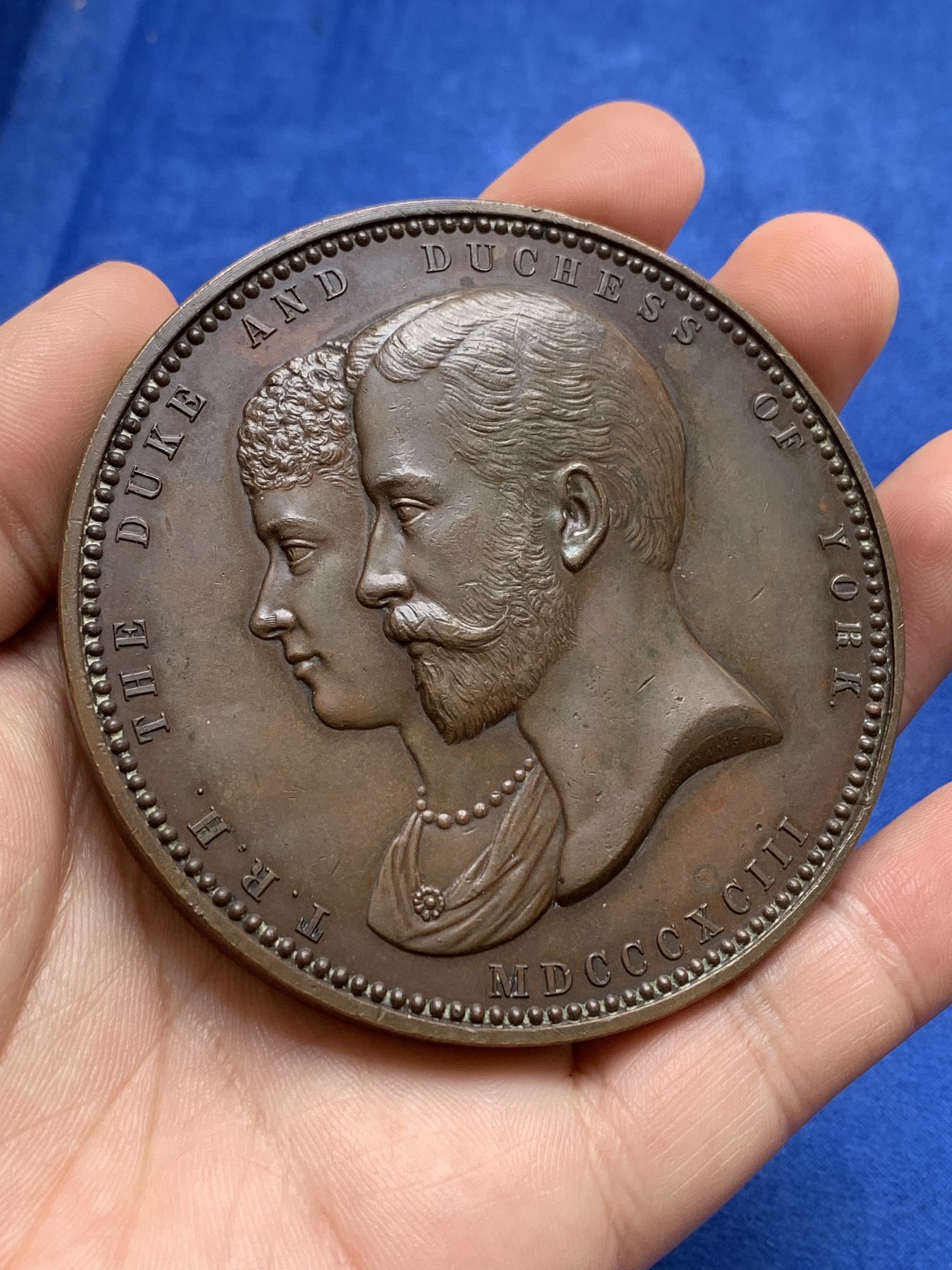 《竞宝斋》第196场-周日，周一 2场 (全场包邮) 1893年伦敦金融城大铜章，约克公爵（乔治五世）夫妇访问金融城，品相非常好，今年来飞涨品种 76mm 246.4克 巨大规格