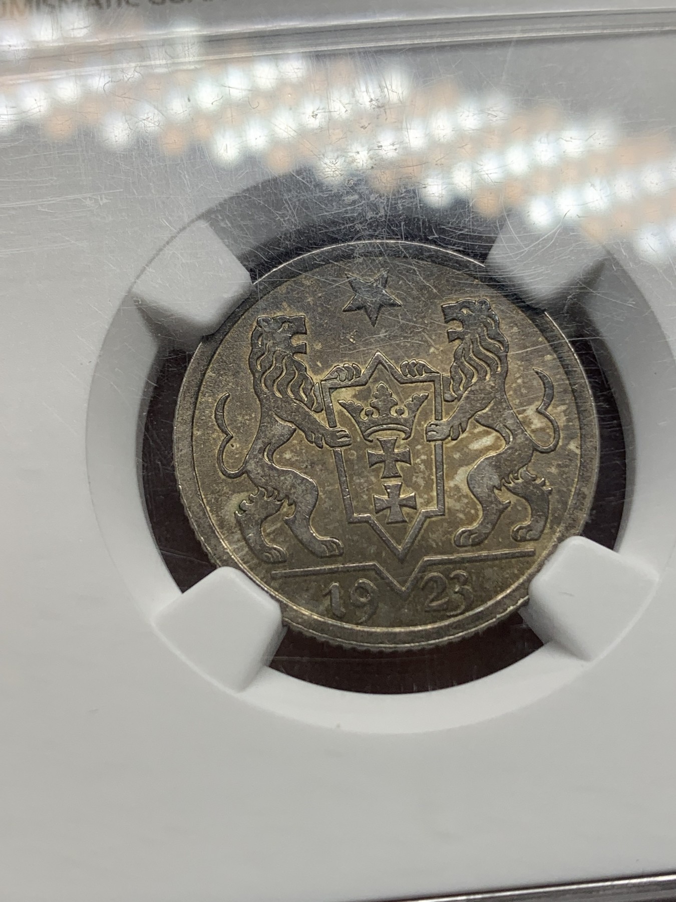 《竞宝斋》第196场-周日，周一 2场 (全场包邮) NGC MS62 旦泽1923年1盾银币，泛金包浆，很漂亮