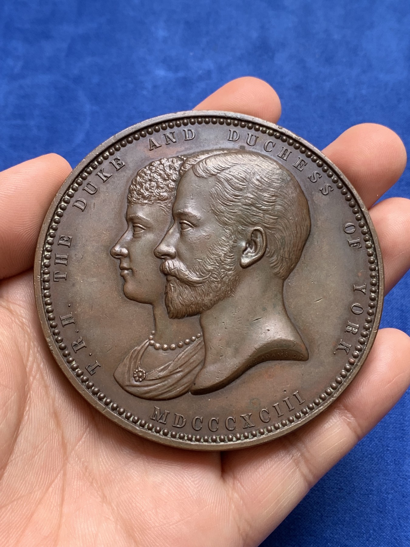 《竞宝斋》第196场-周日，周一 2场 (全场包邮) 1893年伦敦金融城大铜章，约克公爵（乔治五世）夫妇访问金融城，品相非常好，今年来飞涨品种 76mm 246.4克 巨大规格