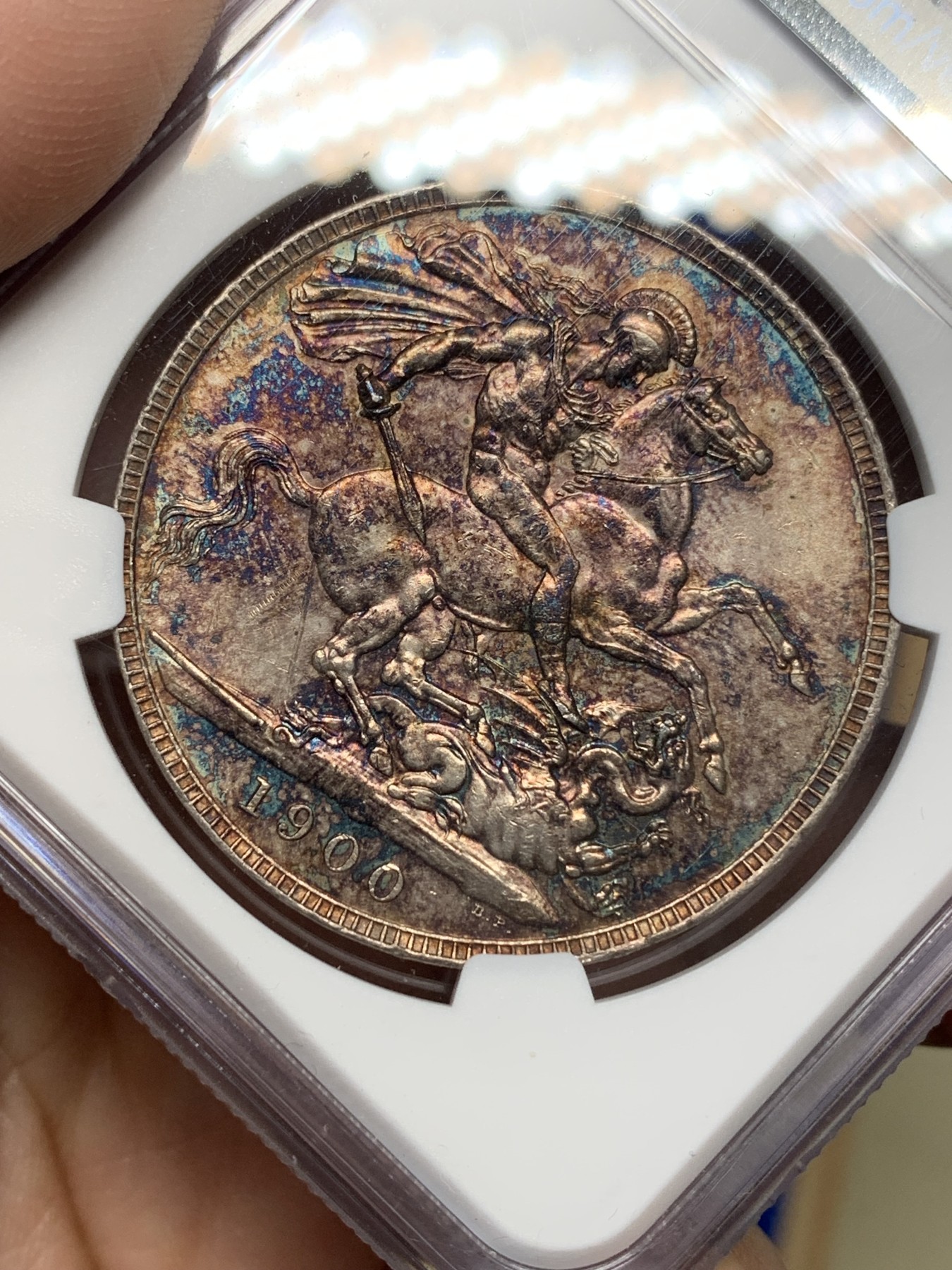 《竞宝斋》第196场-周日，周一 2场 (全场包邮) NGC-UNCD 英国 1900年（LXIV） 老维批纱马剑银币 金色带五彩包浆美丽，打制深峻剑脊可见，光度尚可，性价比之选