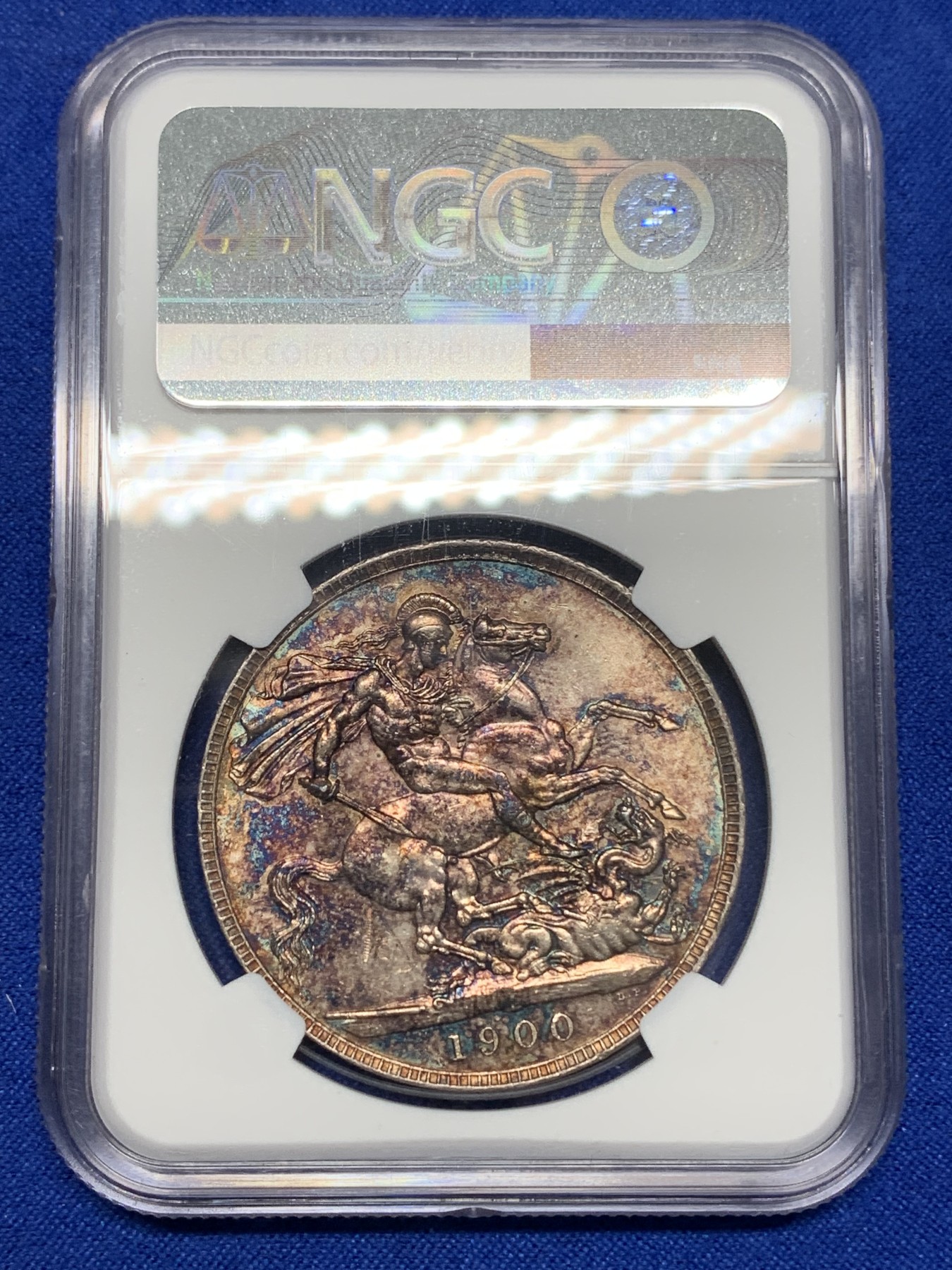 《竞宝斋》第196场-周日，周一 2场 (全场包邮) NGC-UNCD 英国 1900年（LXIV） 老维批纱马剑银币 金色带五彩包浆美丽，打制深峻剑脊可见，光度尚可，性价比之选