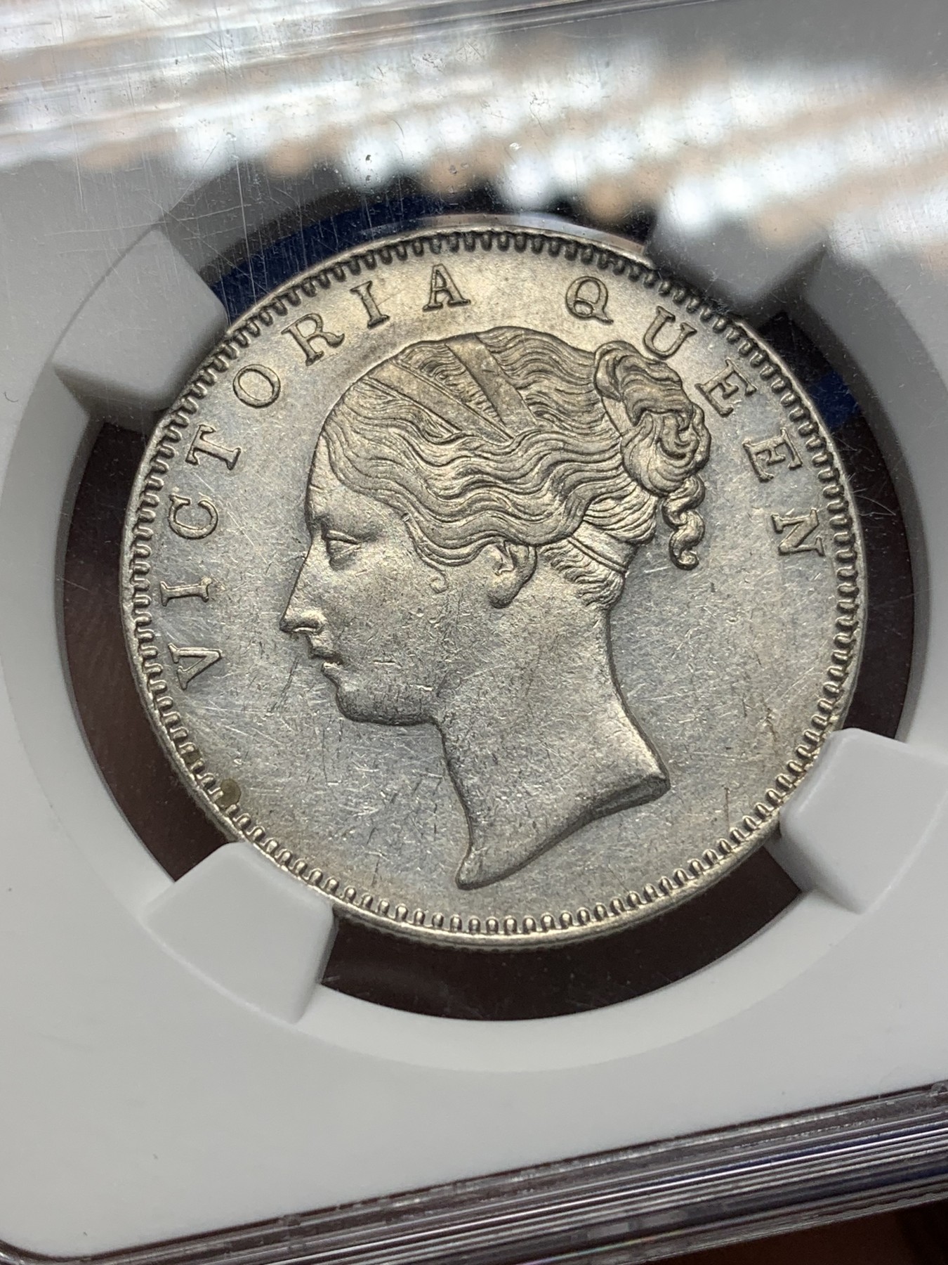 《竞宝斋》第196场-周日，周一 2场 (全场包邮) NGC AU55 英属印度1840年维多利亚女王单辫1卢比银币 细节状态都不错