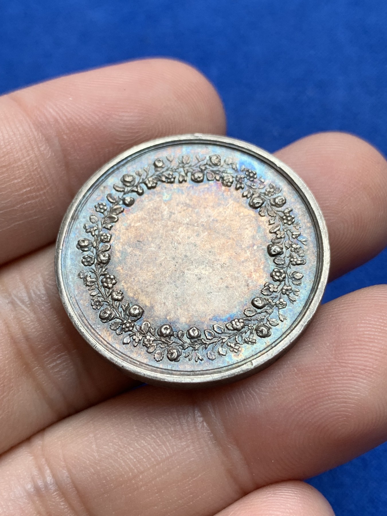 《竞宝斋》第196场-周日，周一 2场 (全场包邮) 法国1832-1841银质婚章 深五彩 11.3克 29.5mm 神灯边铭