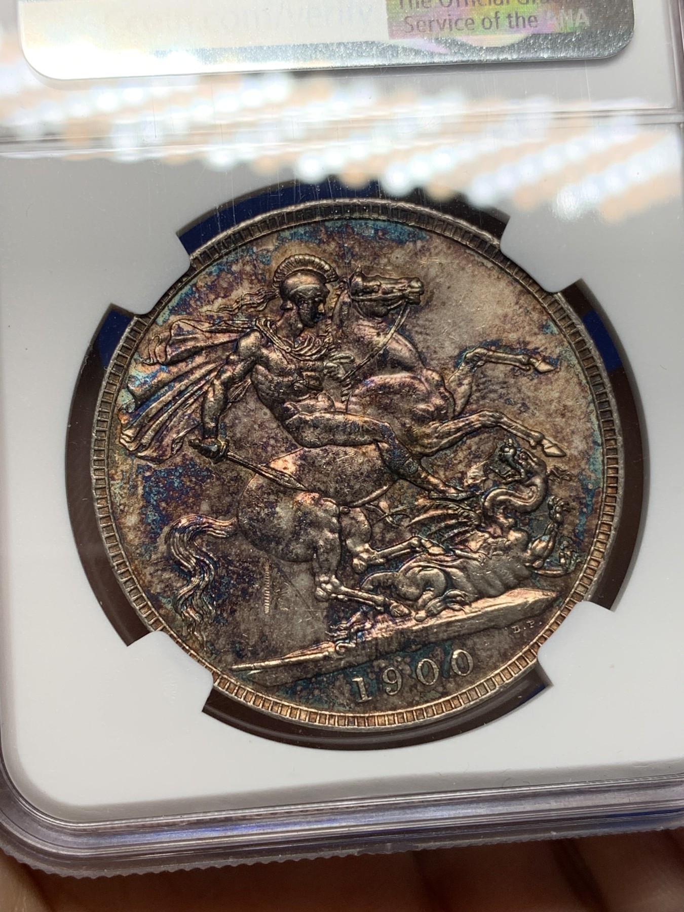 《竞宝斋》第196场-周日，周一 2场 (全场包邮) NGC-UNCD 英国 1900年（LXIV） 老维批纱马剑银币 金色带五彩包浆美丽，打制深峻剑脊可见，光度尚可，性价比之选