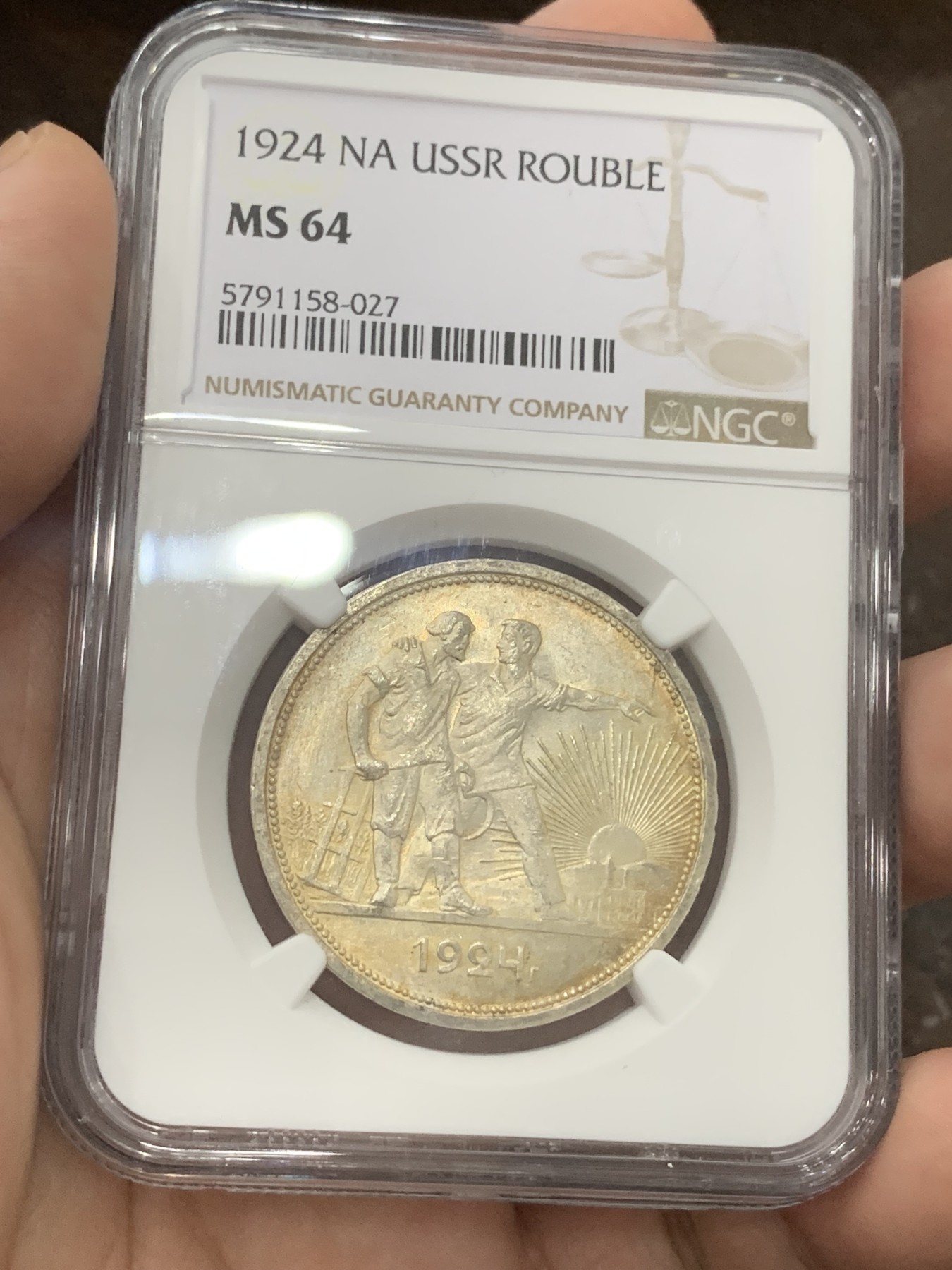 《竞宝斋》第196场-周日，周一 2场 (全场包邮) NGC-MS64 苏联1924年指路卢布银币，淡黄色包浆，铸造深俊。背面一圈“全世界无产阶级联合起来”，经典品种。