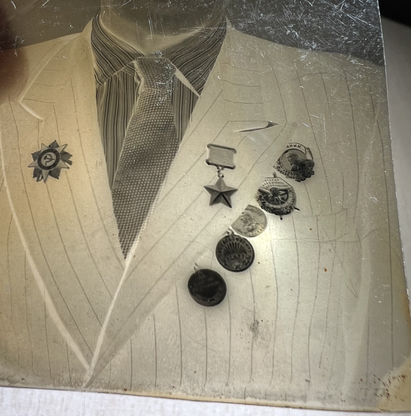 大猫徽章拍卖232期 苏联大金星获得者亚历山大·弗兰切耶维奇·皮亚塔科维奇本人的照片底片。他的T-34部队走在军团的最前面向柏林进发。在柏林他率领部队占领了二十五个街区，并抵达国会大厦，是被提名二次大金星的狠人