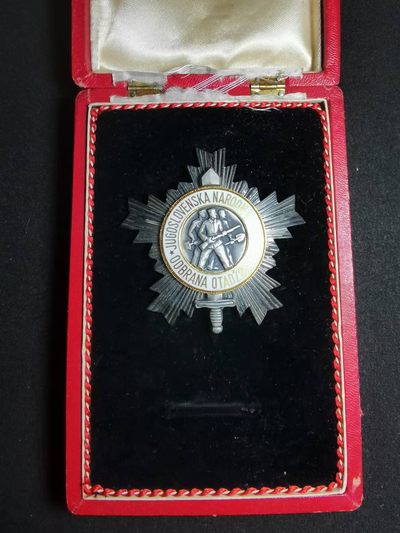 盛世勋华——号角文化勋章邮票专场拍卖第136期 - 南斯拉夫三级人民军勋章 银制带银标厂标 带早期滚边原盒