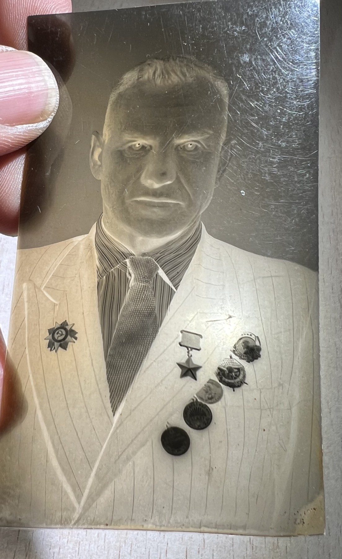 大猫徽章拍卖232期 苏联大金星获得者亚历山大·弗兰切耶维奇·皮亚塔科维奇本人的照片底片。他的T-34部队走在军团的最前面向柏林进发。在柏林他率领部队占领了二十五个街区，并抵达国会大厦，是被提名二次大金星的狠人