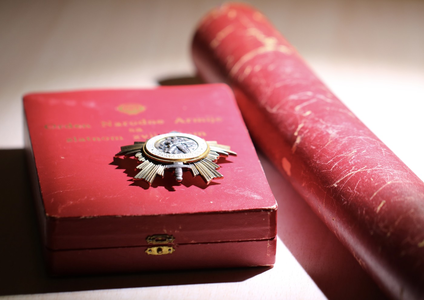 大猫徽章拍卖232期 南斯拉夫二级人民军勋章 原盒原证 好品