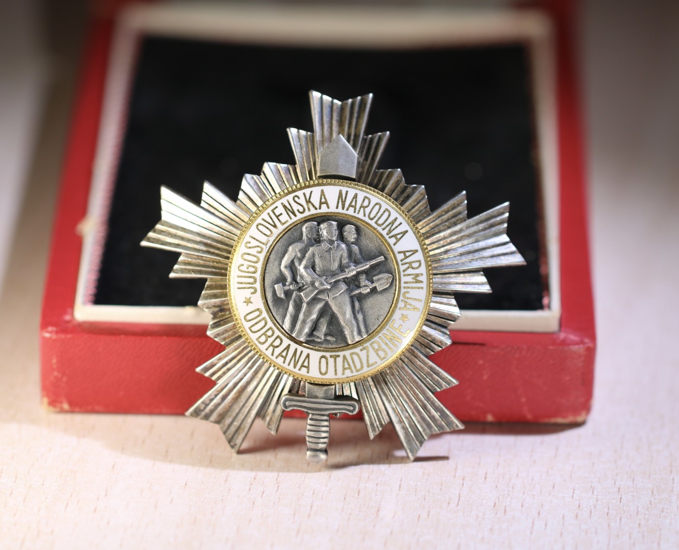 大猫徽章拍卖232期 南斯拉夫三级人民军勋章 原盒原证 好品