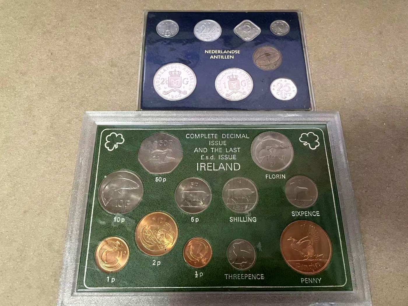 【Blue Auction】✨世界纸币精拍第370期——莫总专场XXIX 【一组2盒】荷属安的列斯、爱尔兰全套硬币一组 